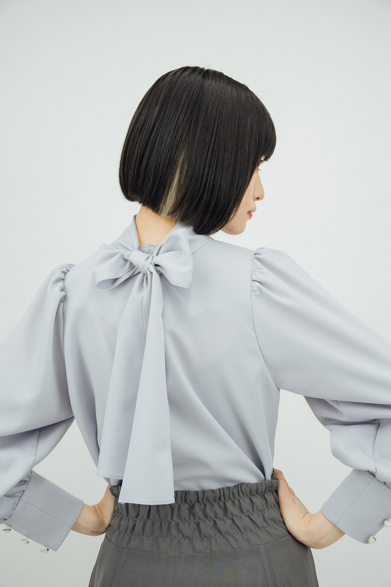 Ribbon tie blouse：リボンタイは取り外しが可能。結び方でいろんな表情が出せる