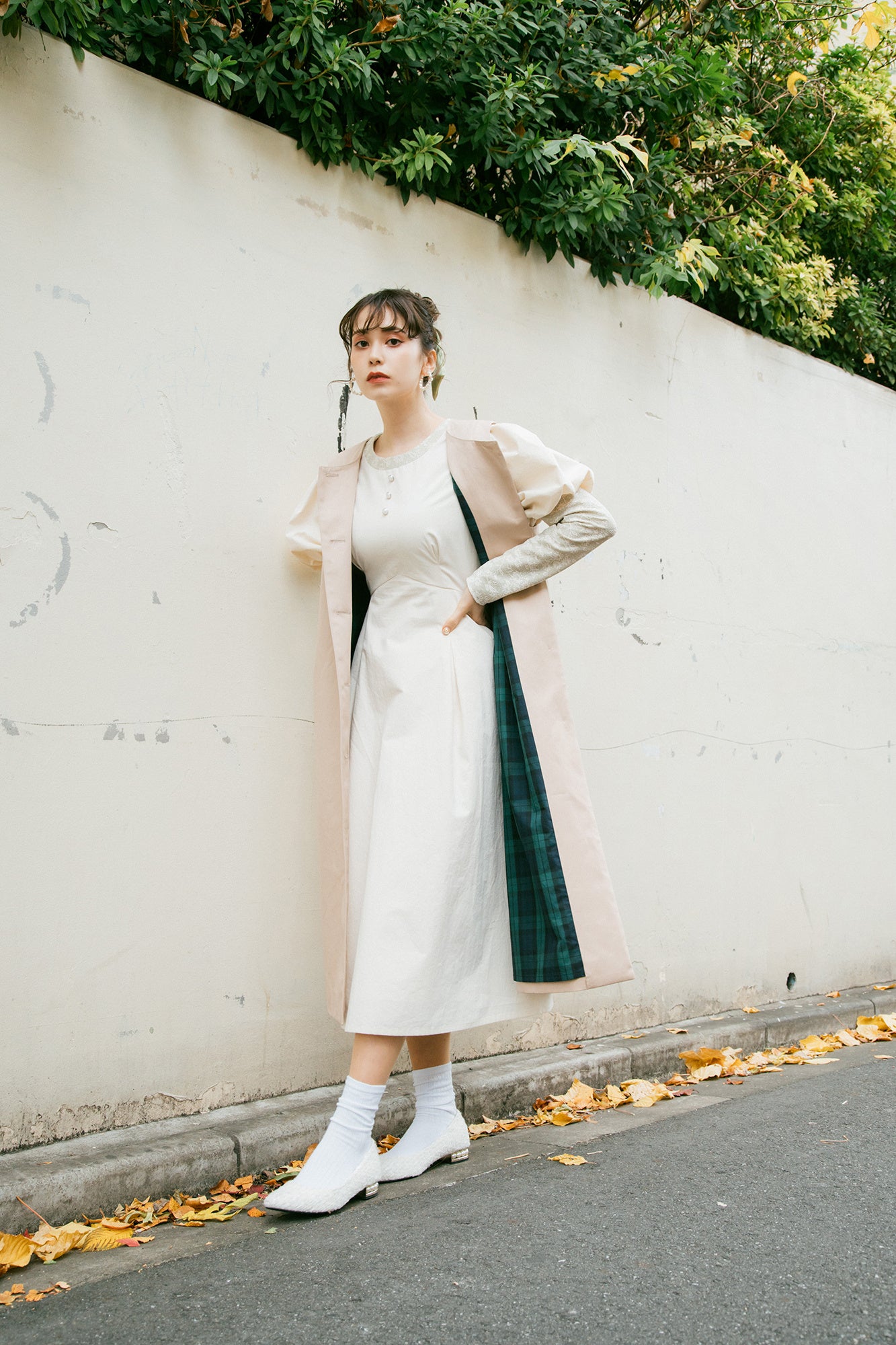 コートは袖を取り外してロングジレ風の着こなしも