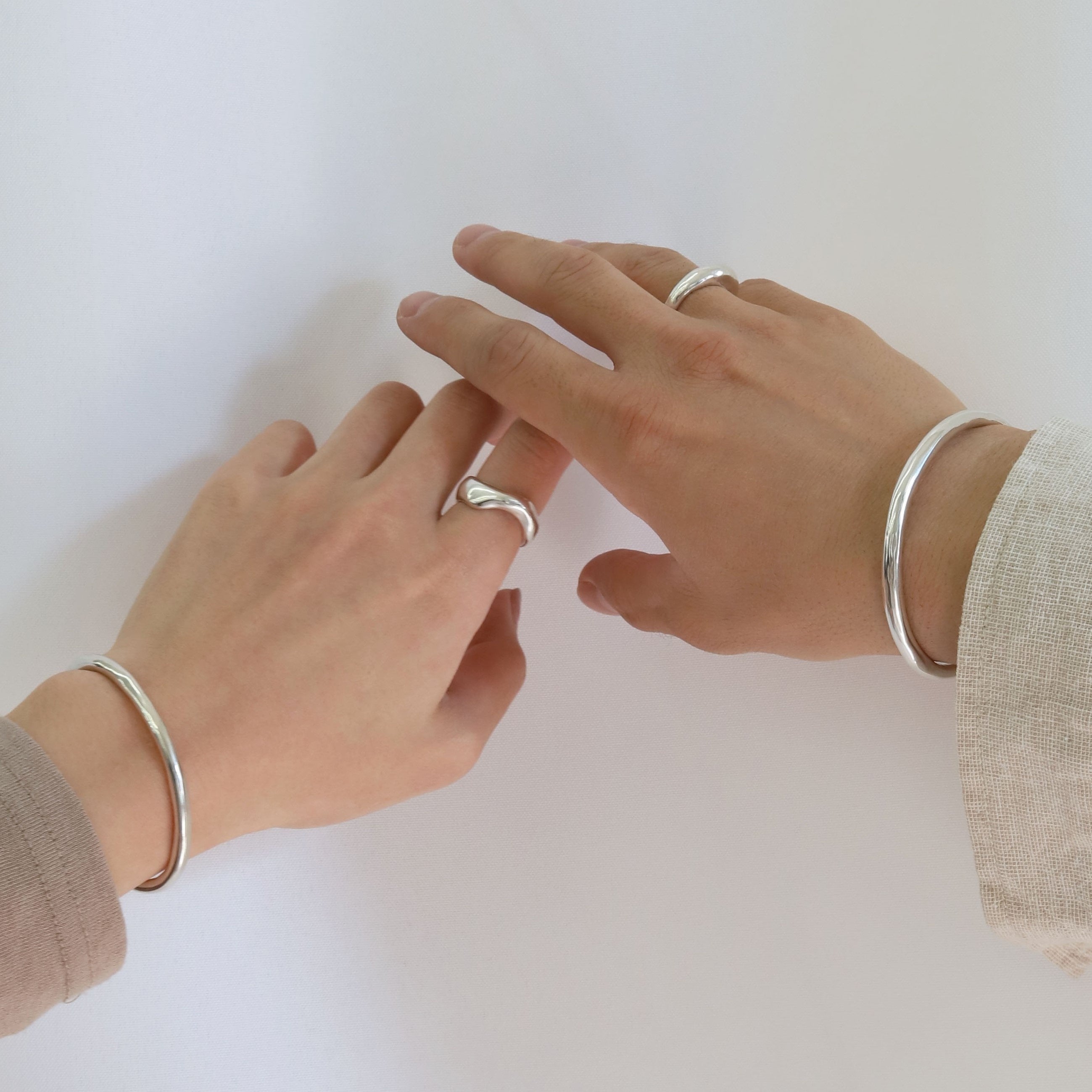 horn bangle 着用イメージ