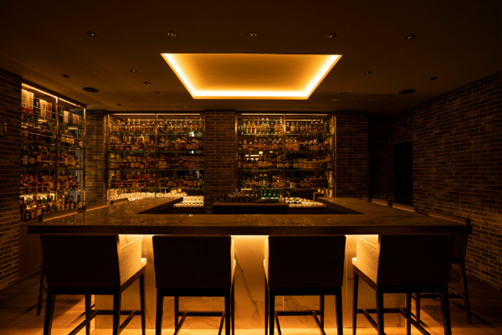 （銀座4丁目のビル最上階にある紹介制バー「THE CASK」）