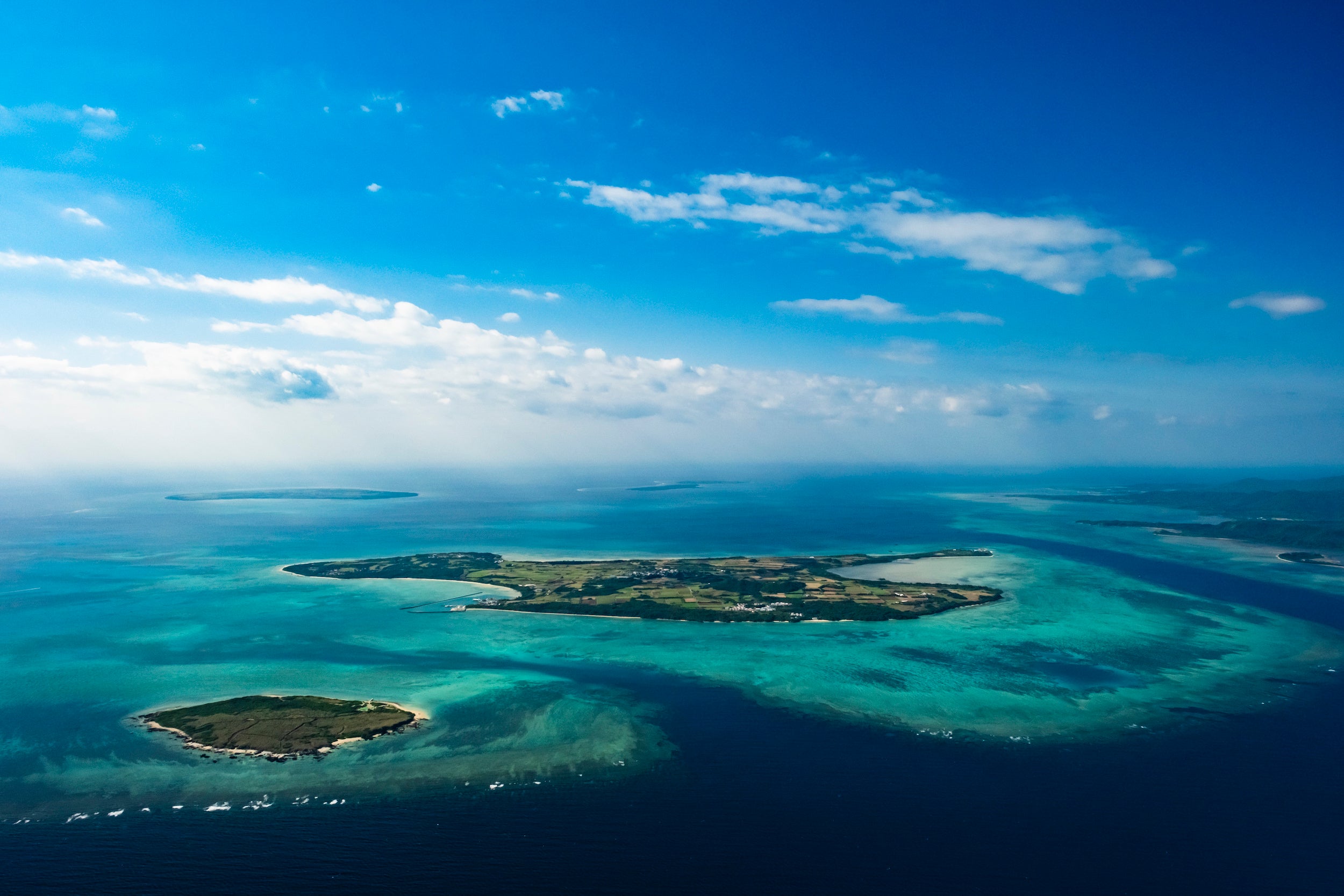 手前：嘉弥真島、中央：小浜島、左奥：黒島、奥中央：新城島、右：西表島