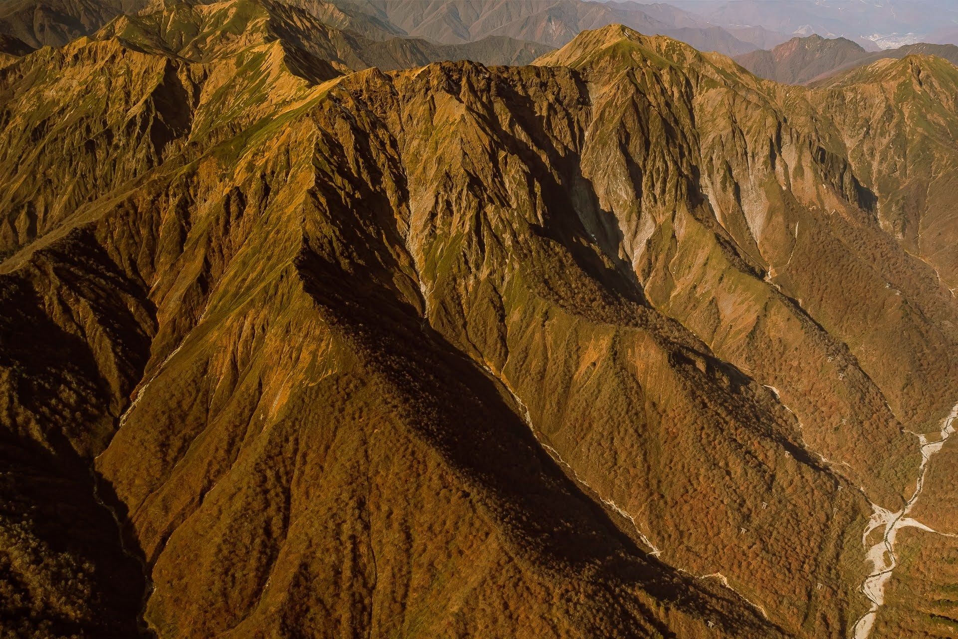 谷川岳周辺上空（撮影：Space Aviation）