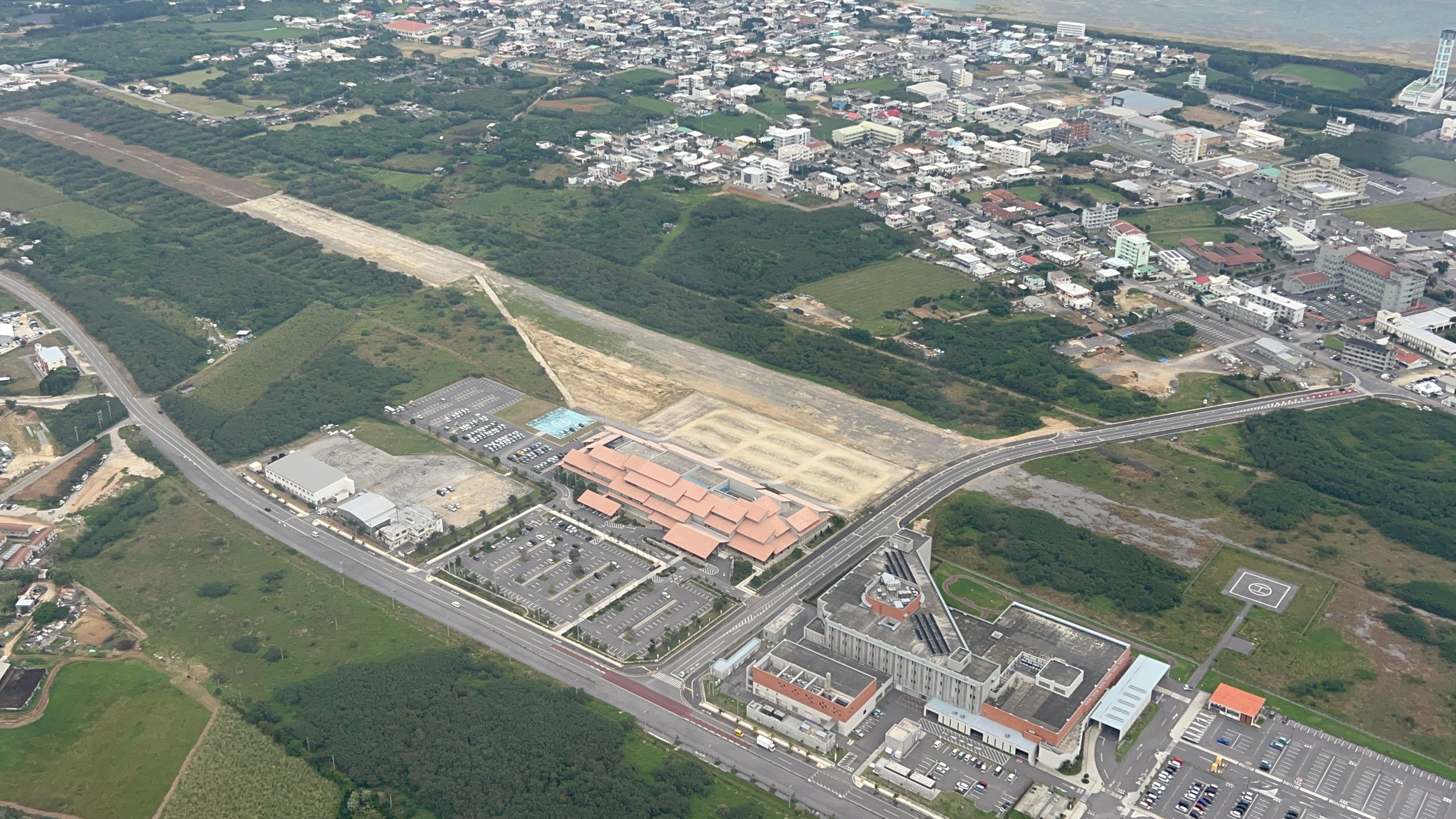 石垣市役所上空