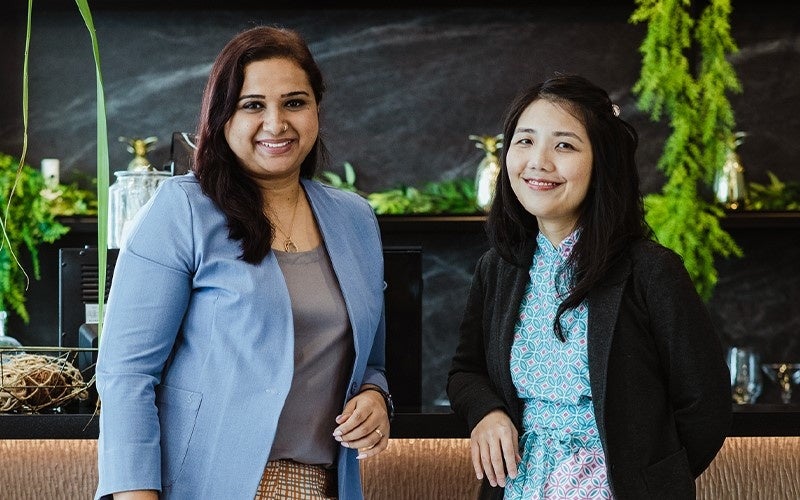 写真左はサンディヤ・シュリラム最高経営責任者、右はリン・カーイー最高技術責任者