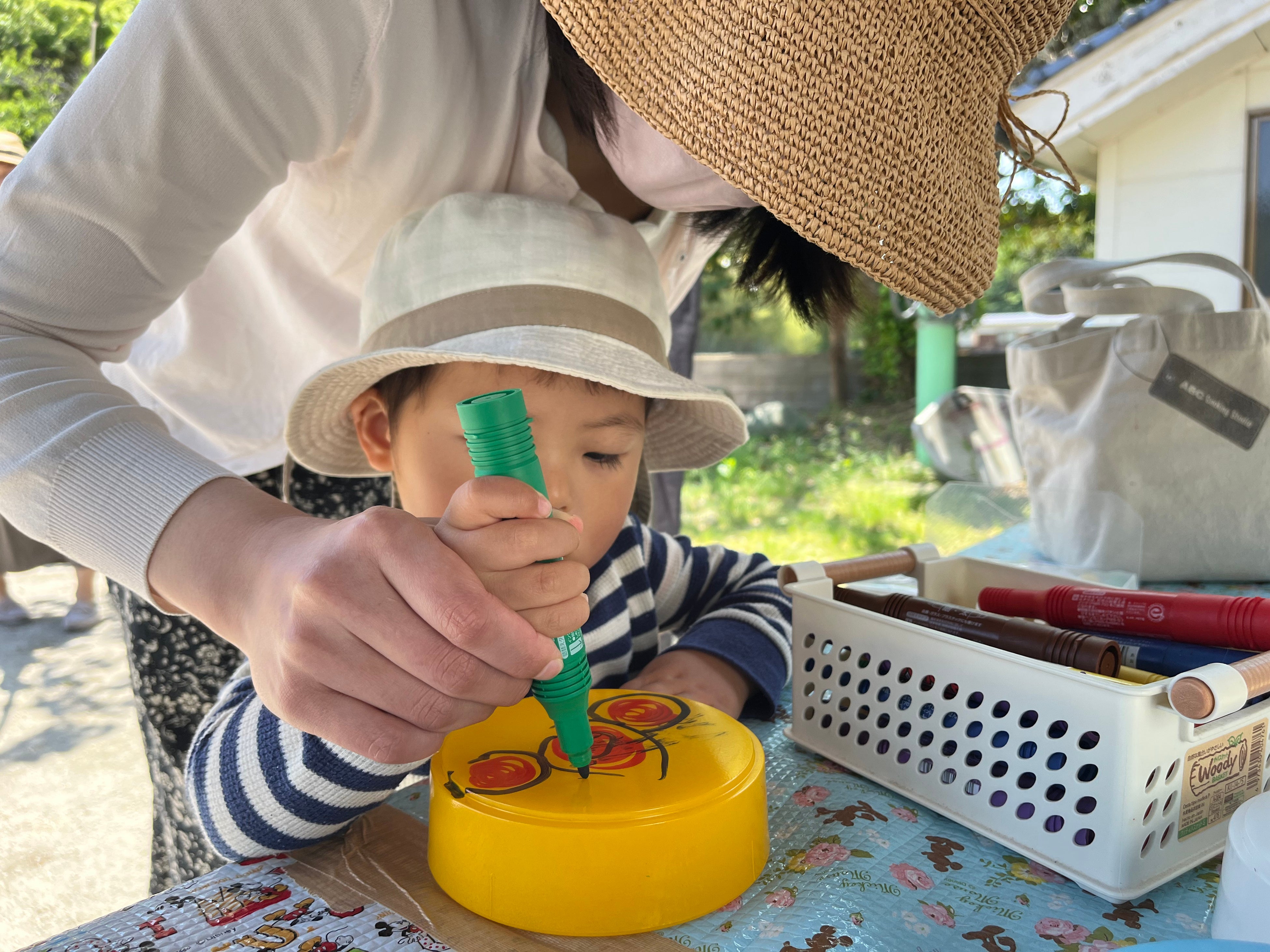 「にじいろぶろっく」に絵を描いて遊ぶ子ども