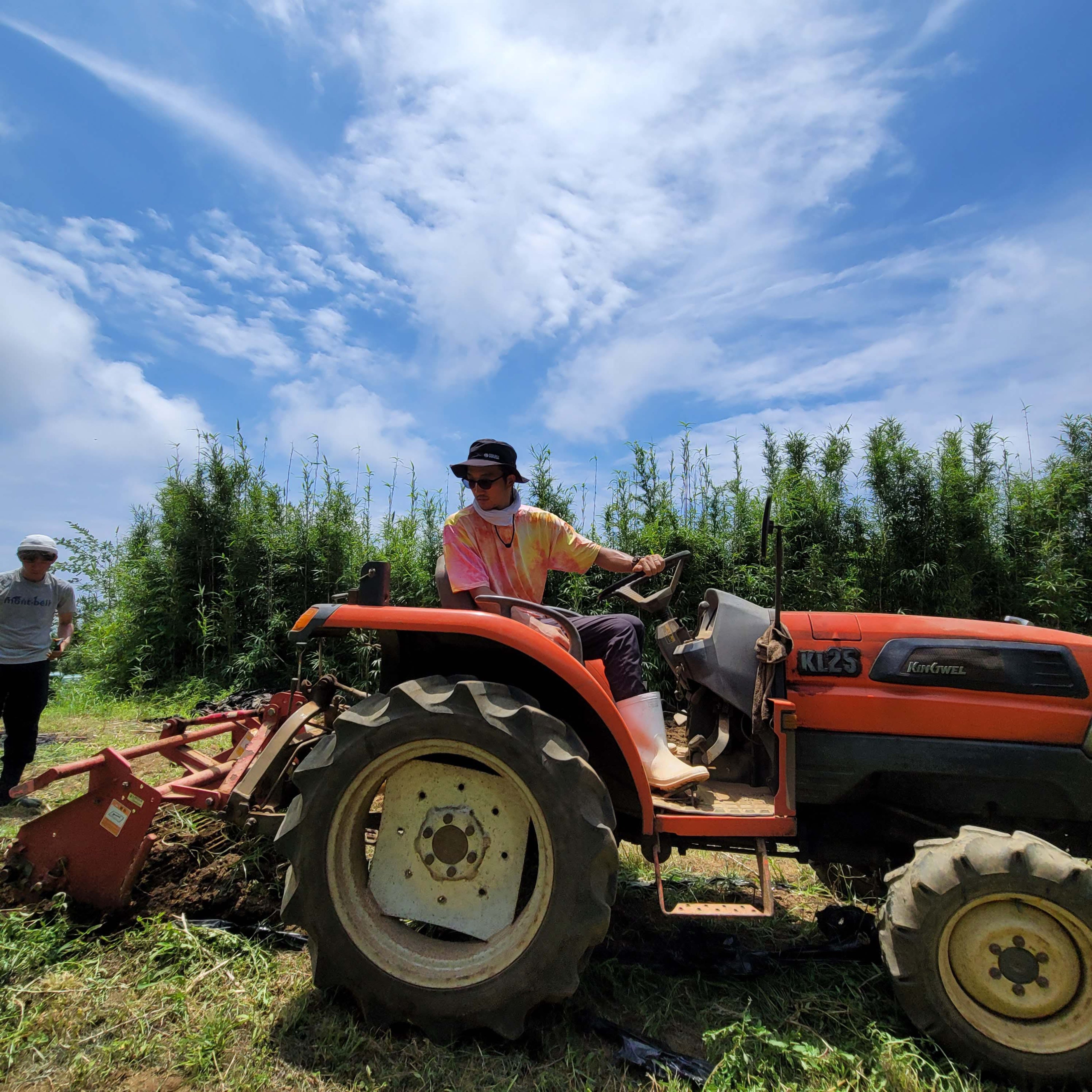 トラクターにも乗ります