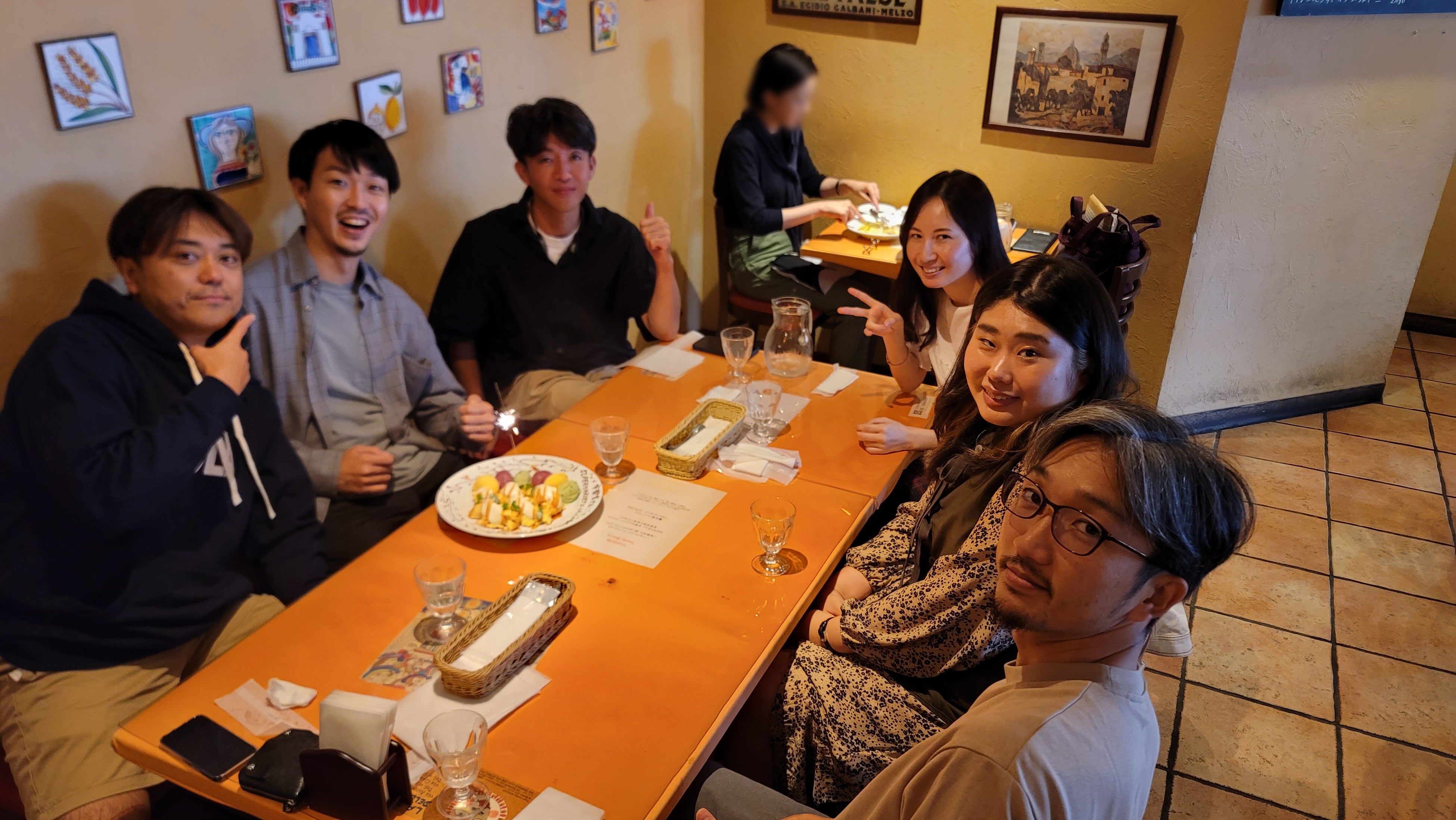 写真左列中央／ 新店員のProducer：宇都宮渉