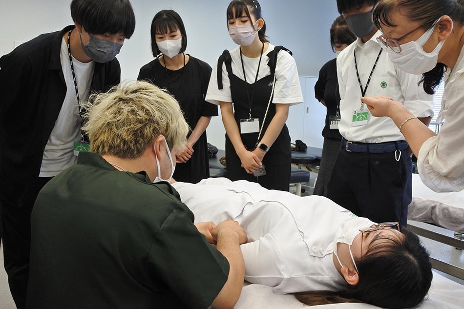 音楽シーンで大活躍する鍼灸師“メガパン先生”が首都医校の体験入学にて