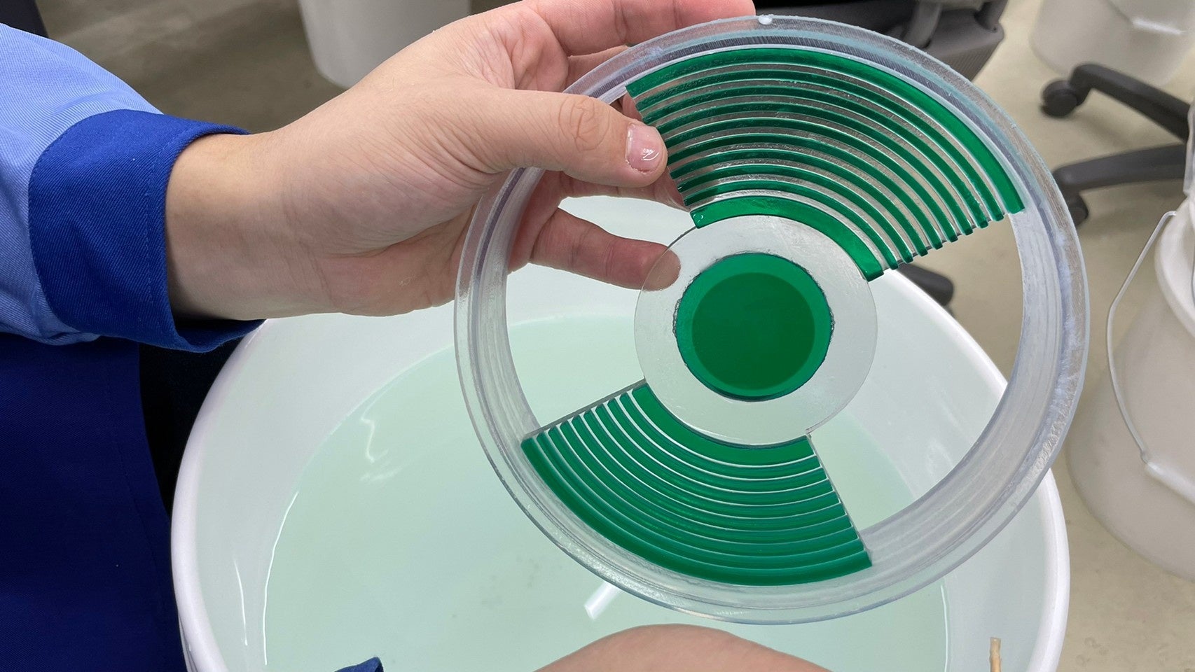 手作業でひとつ1つのパーツを制作