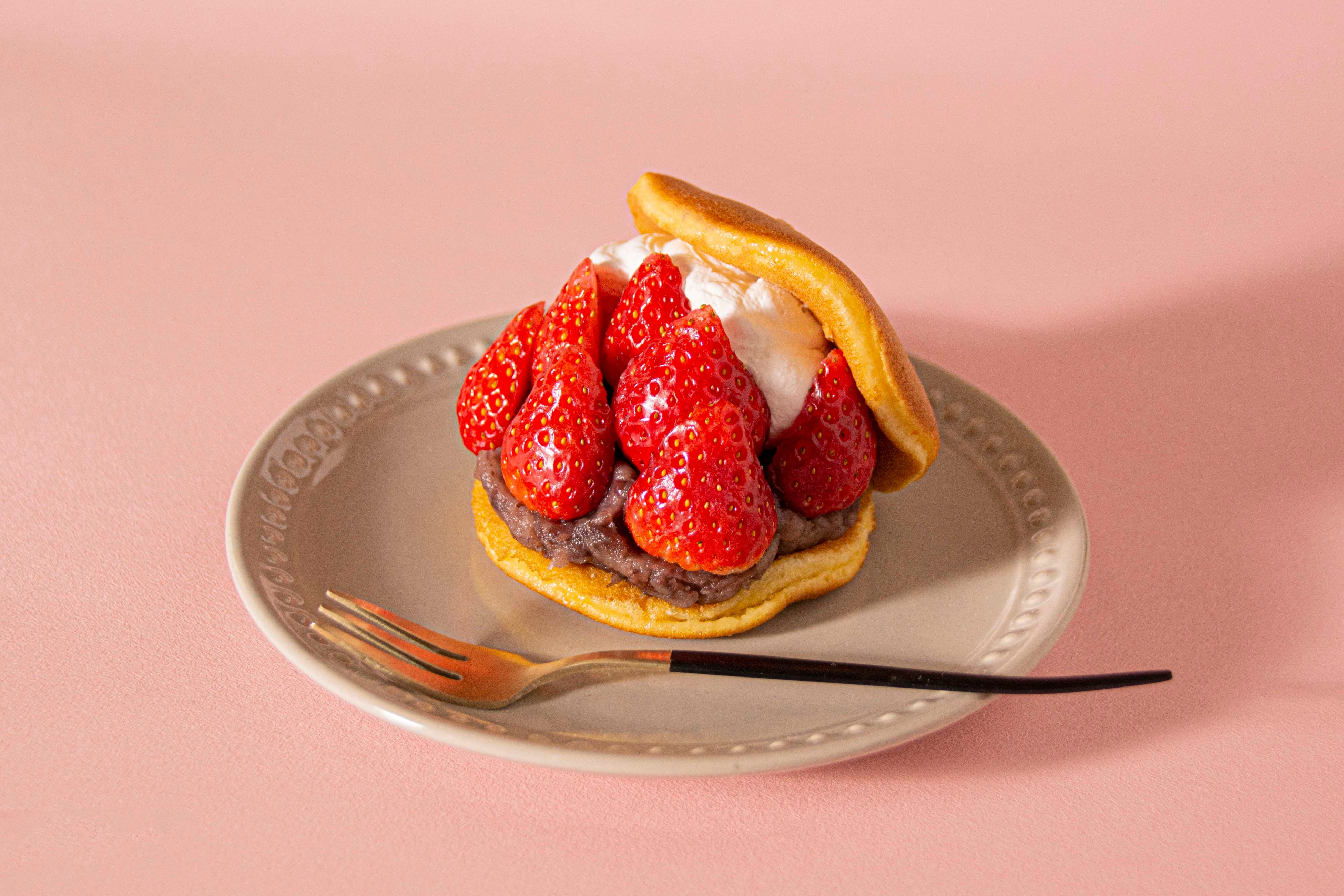 苺たっぷりの苺パフェどら焼き