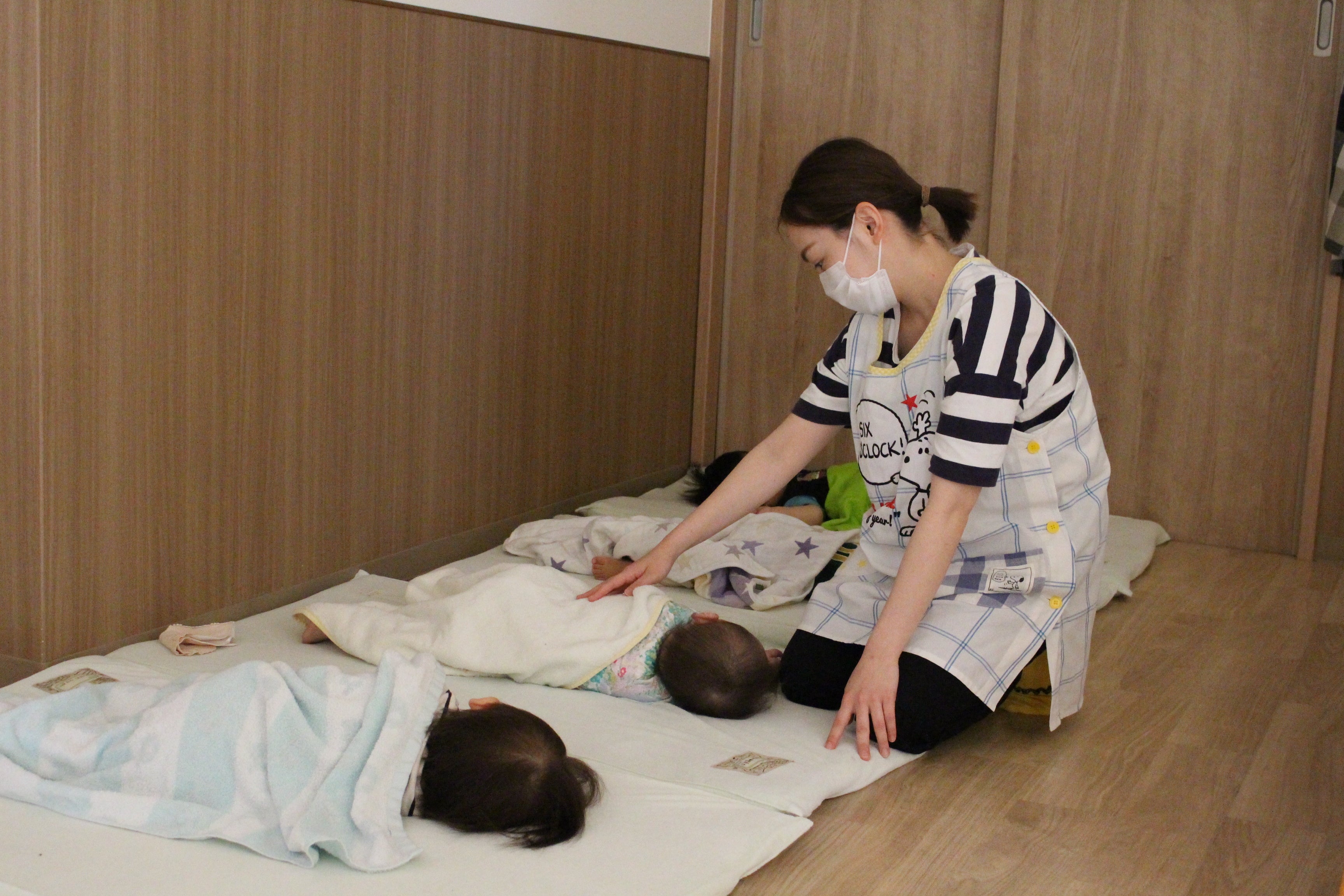 センサーによる検知と「保育士による目視」のダブルチェックで、今まで以上に保育サービスの質の向上を図ります。