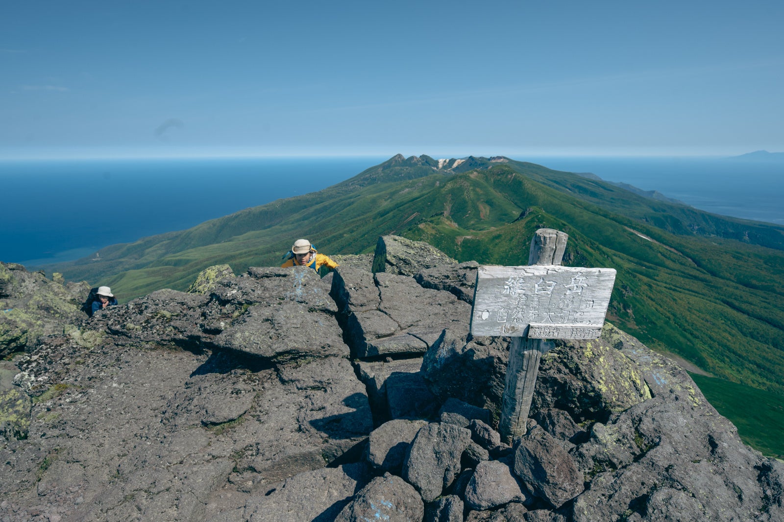 羅臼岳山頂から眺めるオホーツク海と知床半島の世界自然遺産登録地域