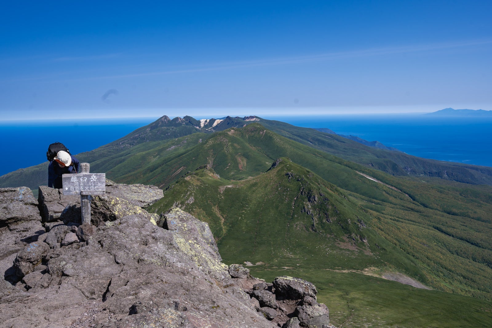 羅臼岳山頂から眺める知床半島と北方領土・国後島