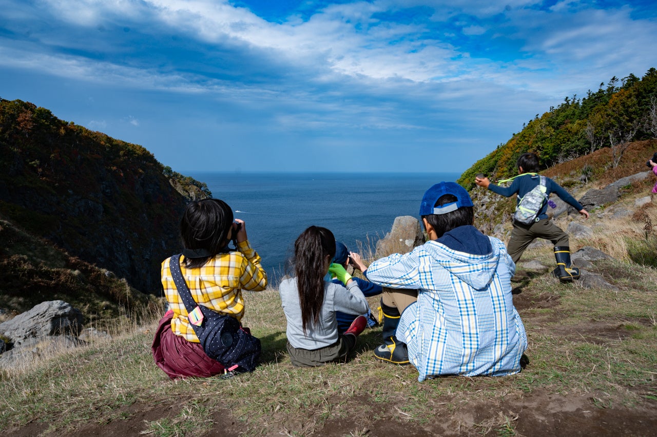 冬には流氷が押し寄せるオホーツク海に臨む絶壁