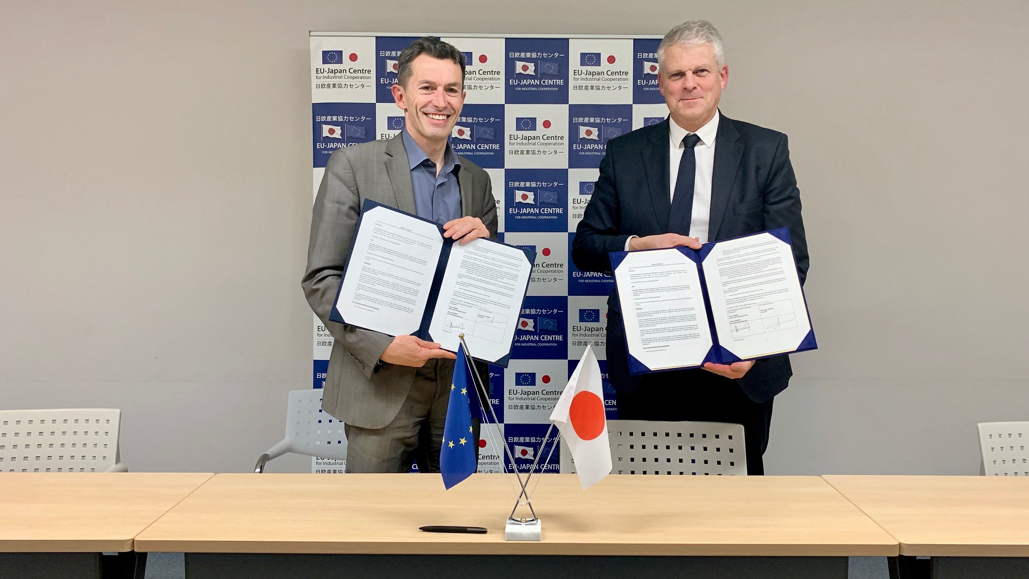 （左）日欧産業協力センター マヌエル・フベー EU側専務理事　（右）GL events Venues　クリストフ・シゼロンCEO