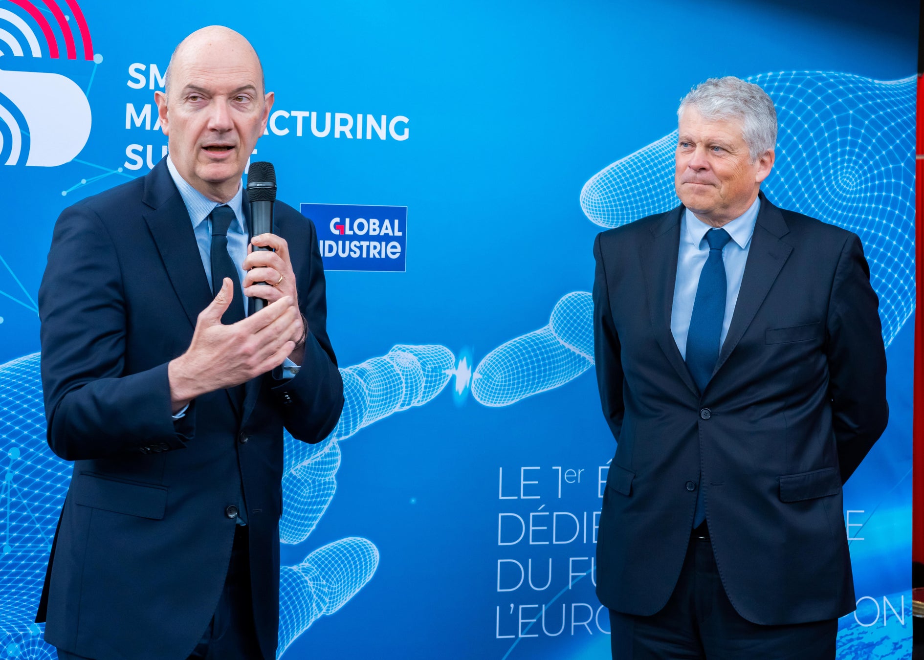 (©Ingrid Mora)記者会見で発言するロラン・レスキュール経済・財務・産業及びデジタル主権付 産業担当大臣(左)。 右はGL events Venuesのクリストフ・シゼロンCEO