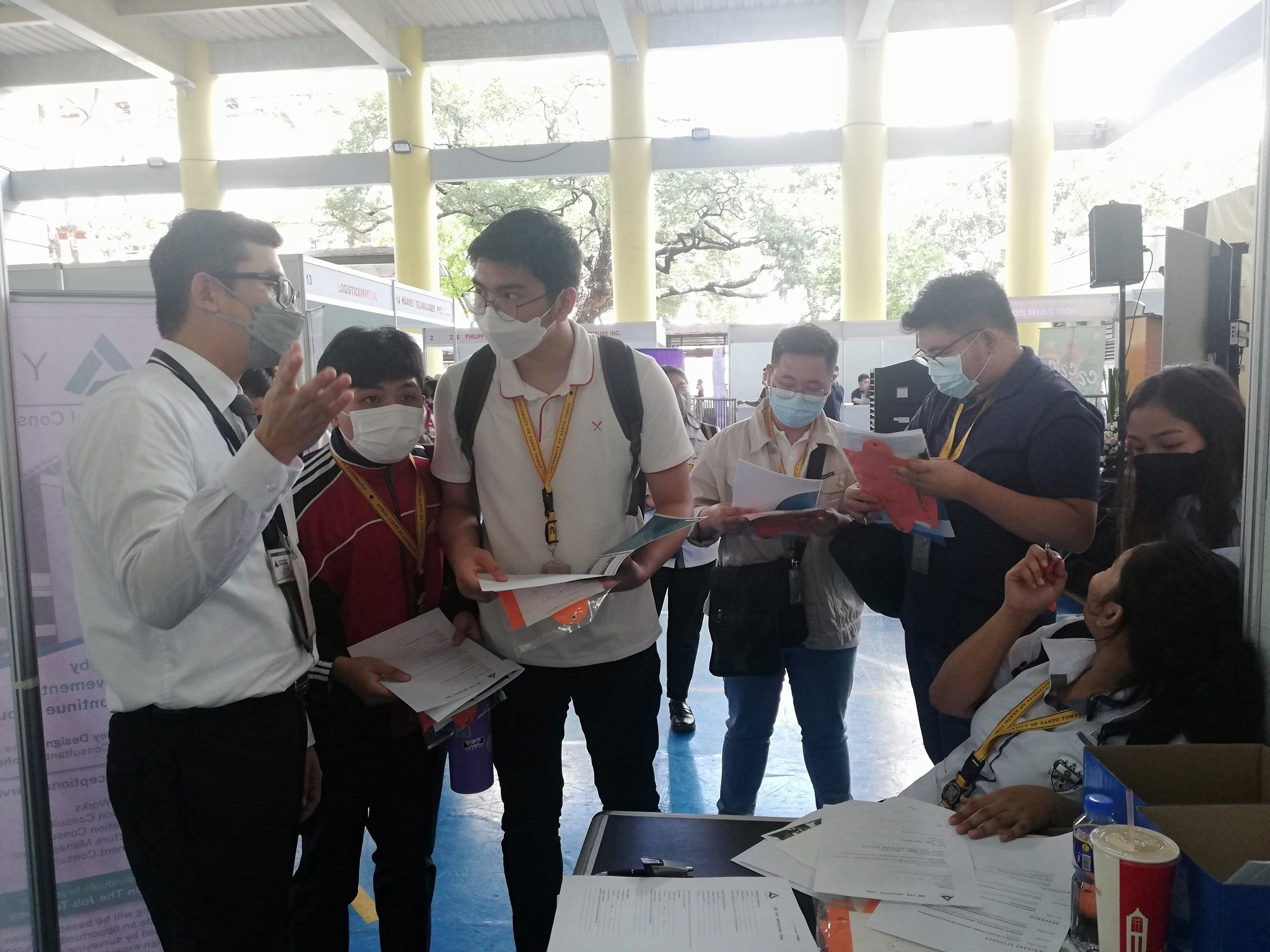 サント・トマス大学ジョブフェアの当社ブース。たくさんの方が来てくださいました。