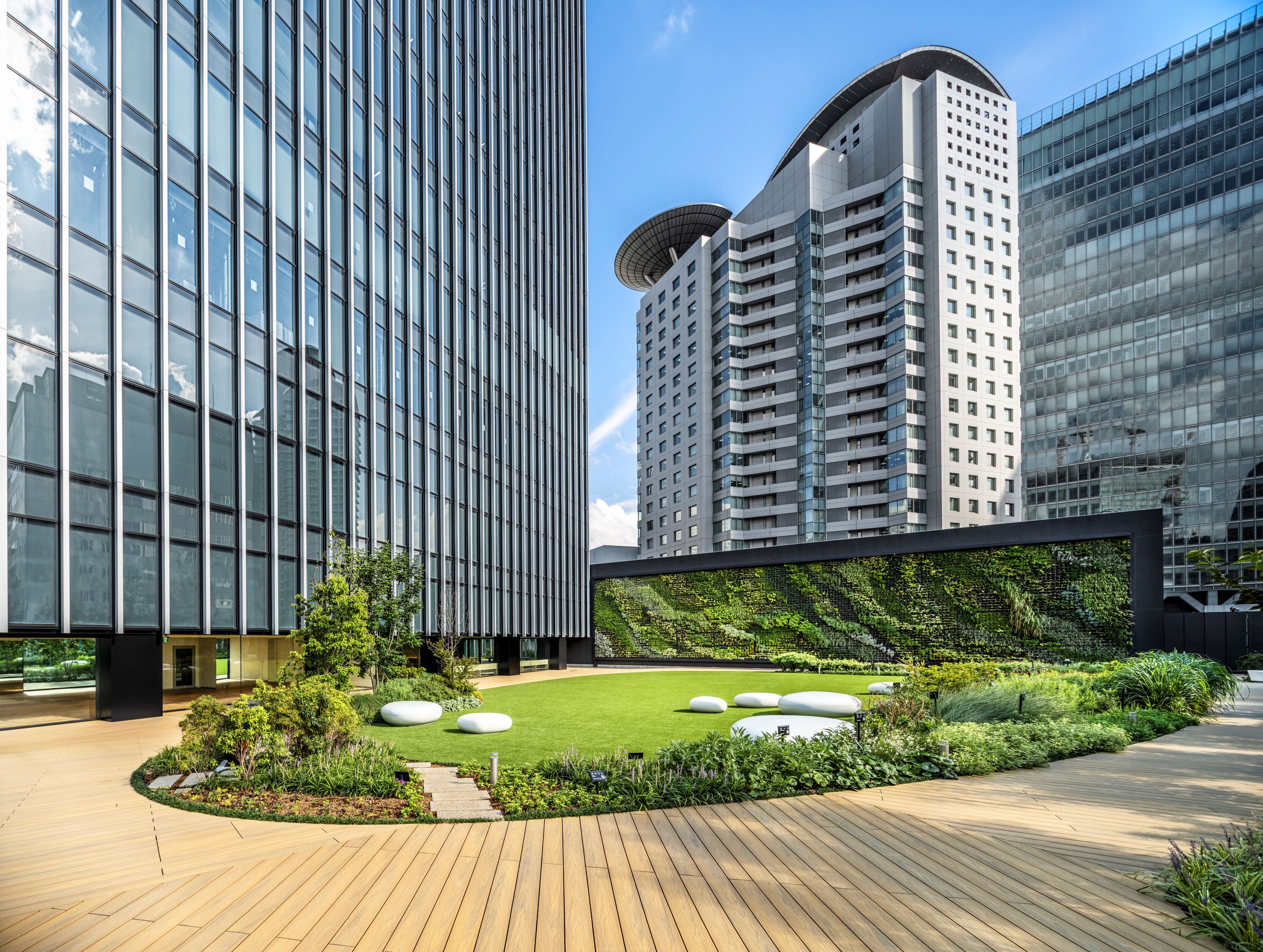 評価項目「動線における出会いの場の創出」 （屋上庭園）2)