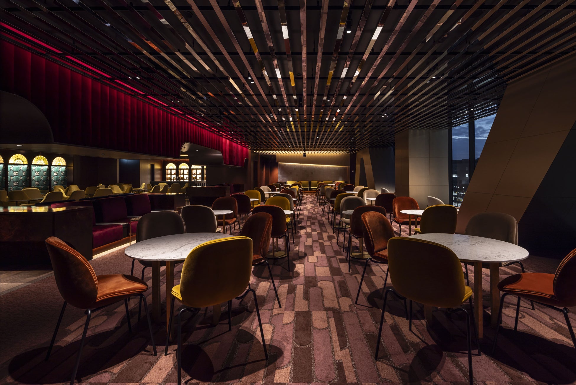 8階 ラウンジ¹⁾