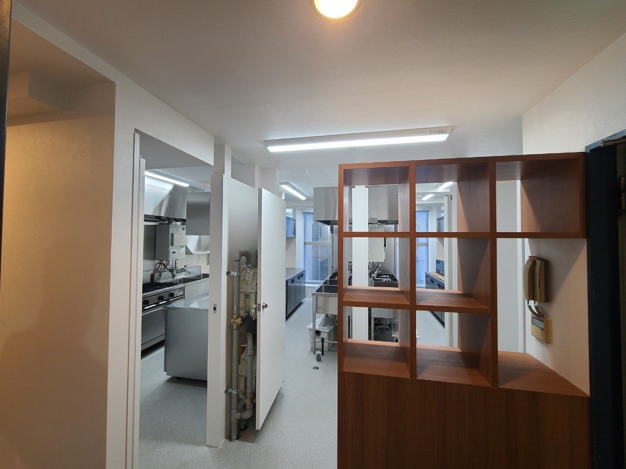 ゴーストレストラン　受け渡しカウンター　