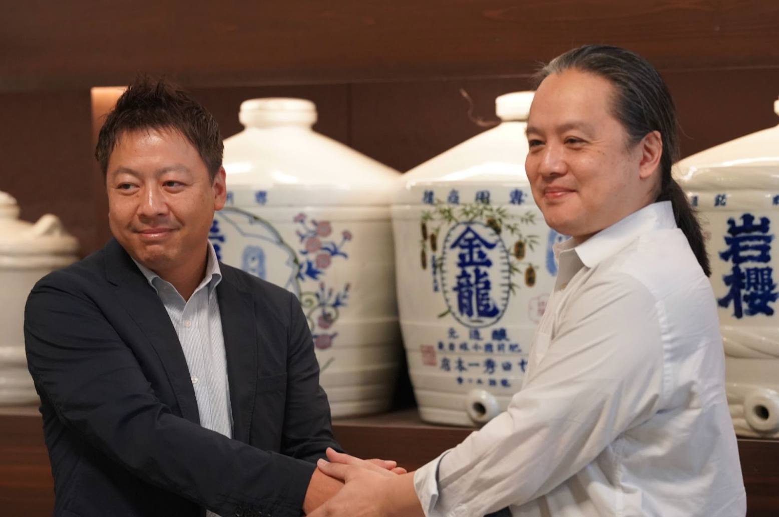 天山酒造 七田社長（左）、マーターポート社長の蕭（右）