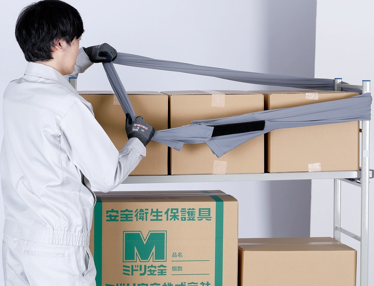 段ボールの上から輪をかぶせる