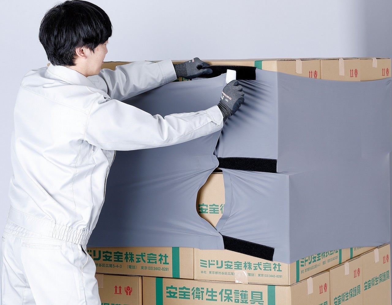 しっかり締めながらマジックテープを留める