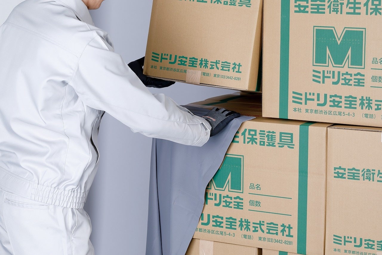 端を段ボールの間に挟み込む