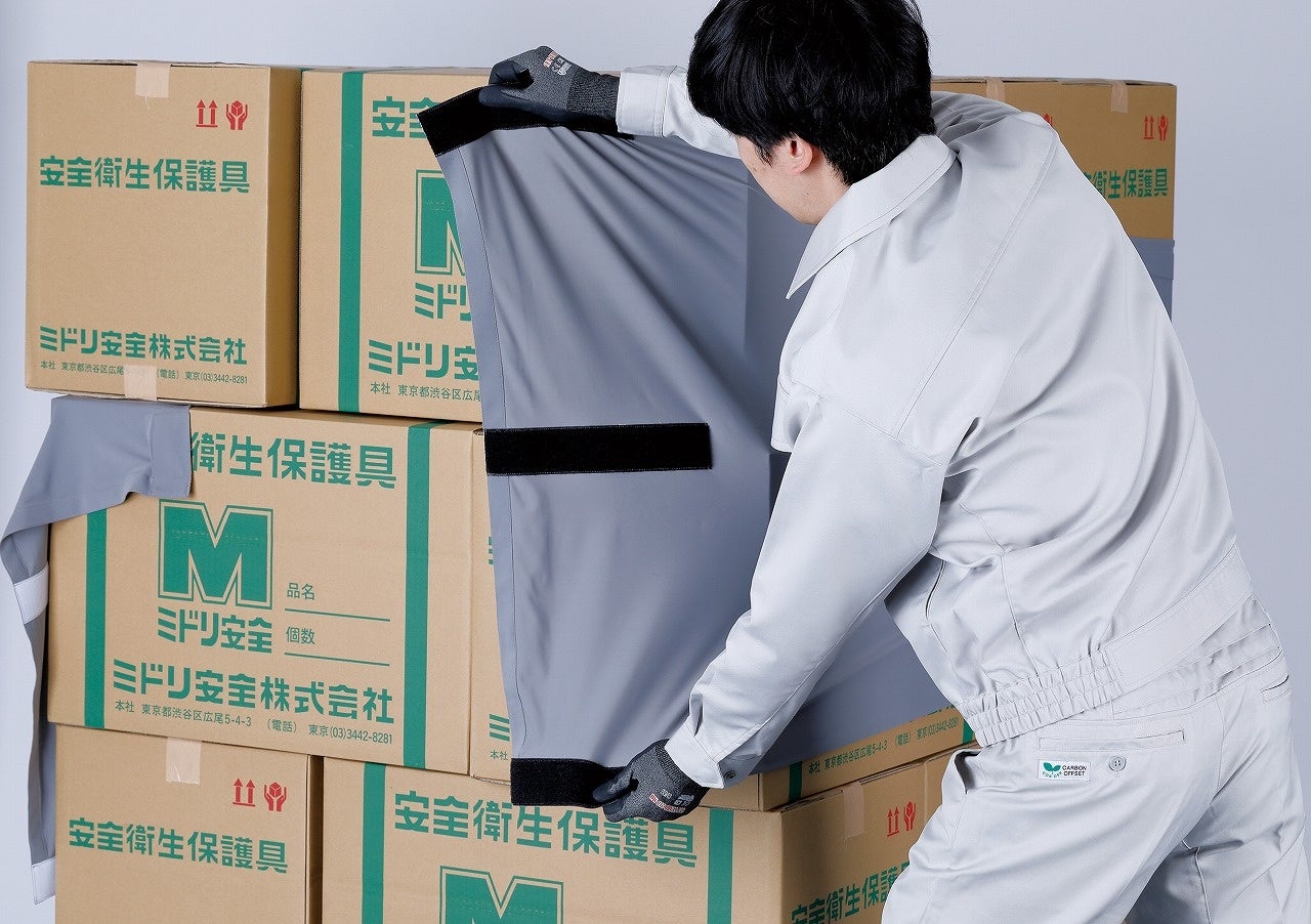 もう片方の端を持ち、段ボールの周りを一周する