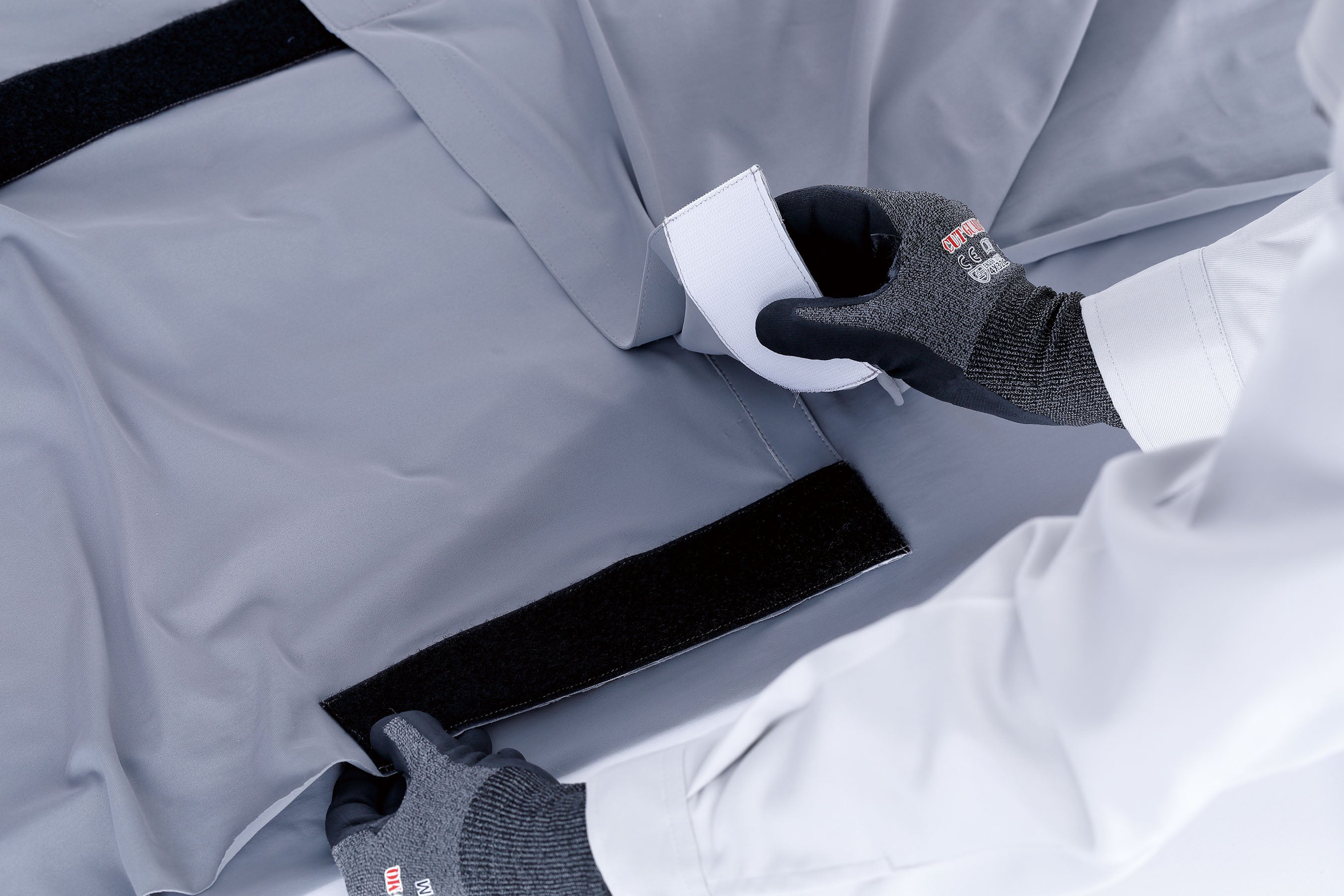 マジックテープ付きで締め具合の調整が可能です。