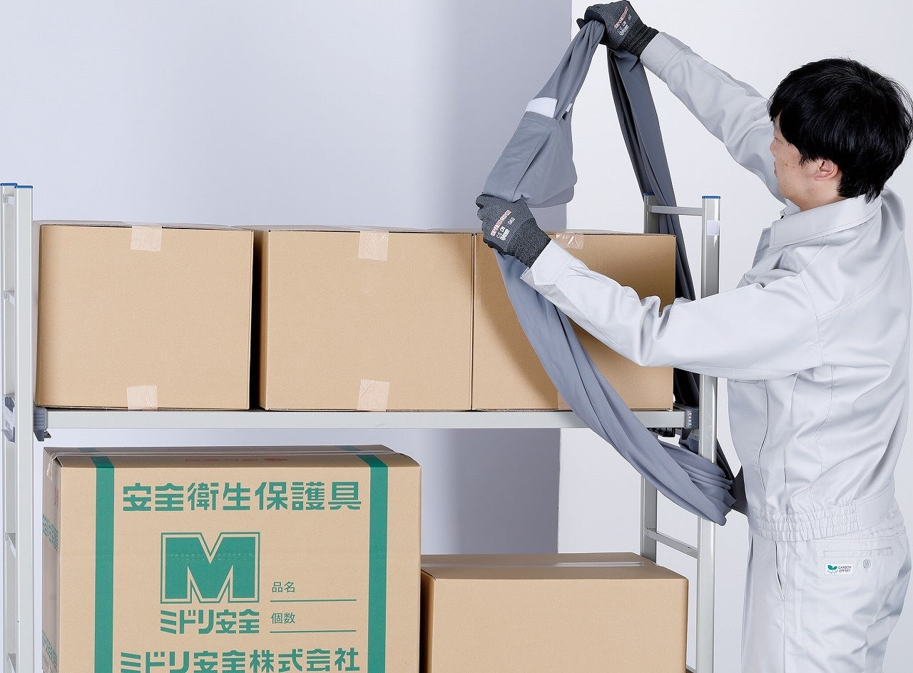 マジックテープを留めて輪にする