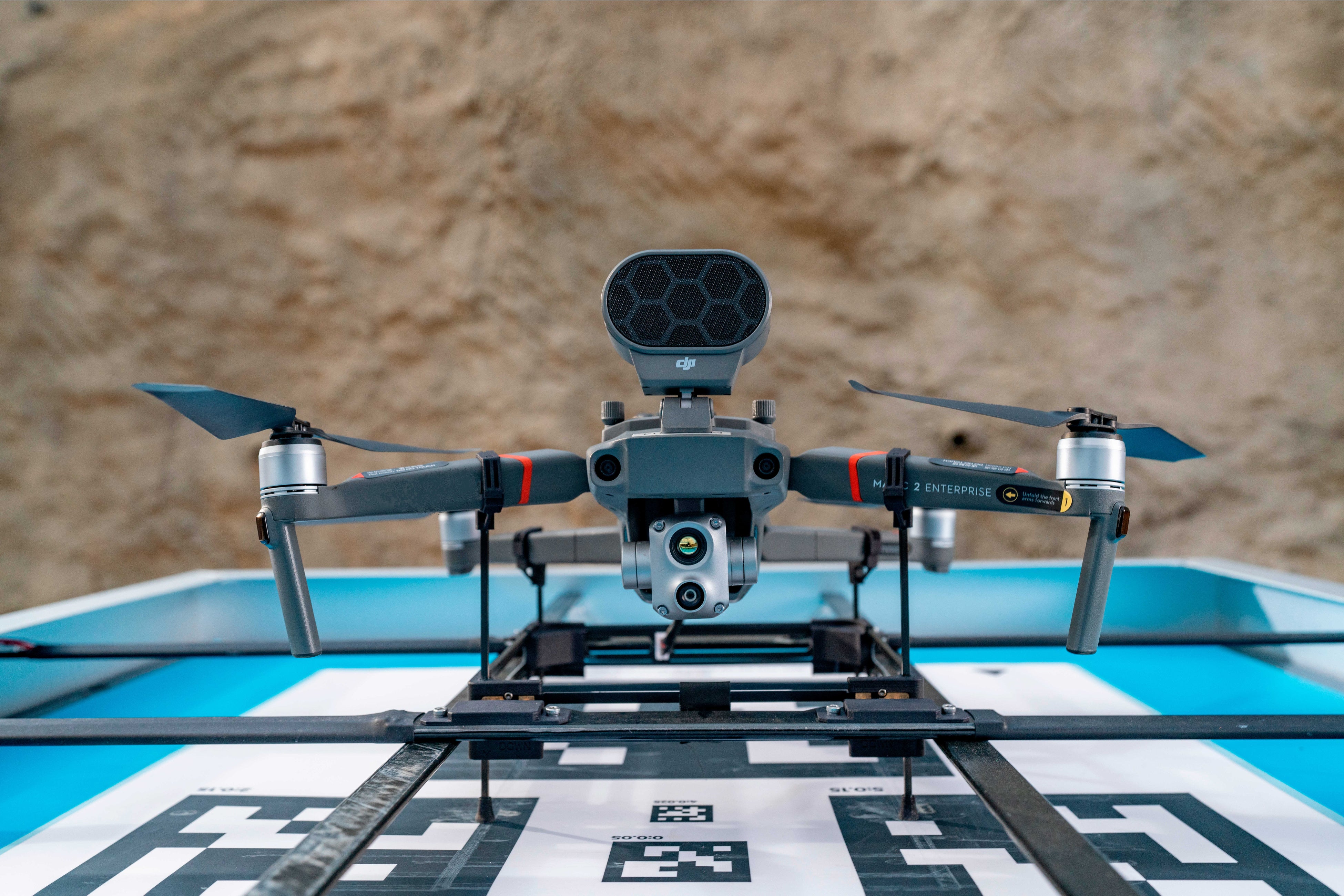 充電ポートに着陸後のドローン