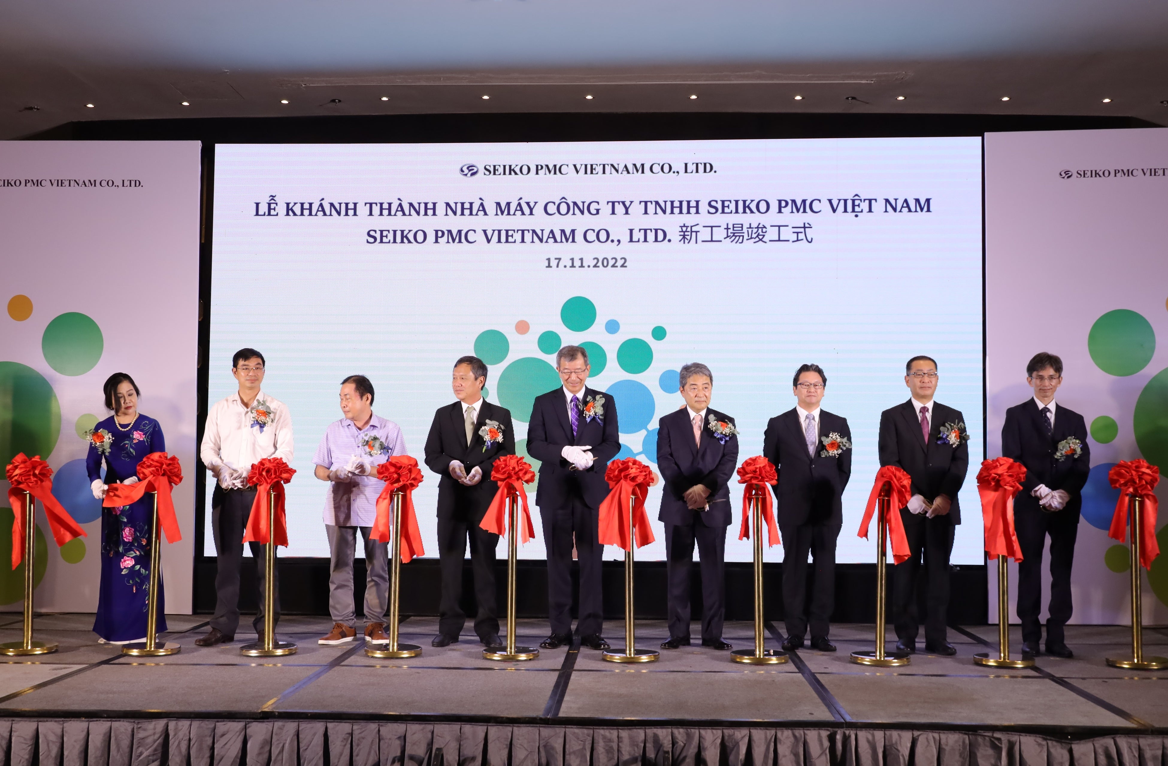 テープカットの様子