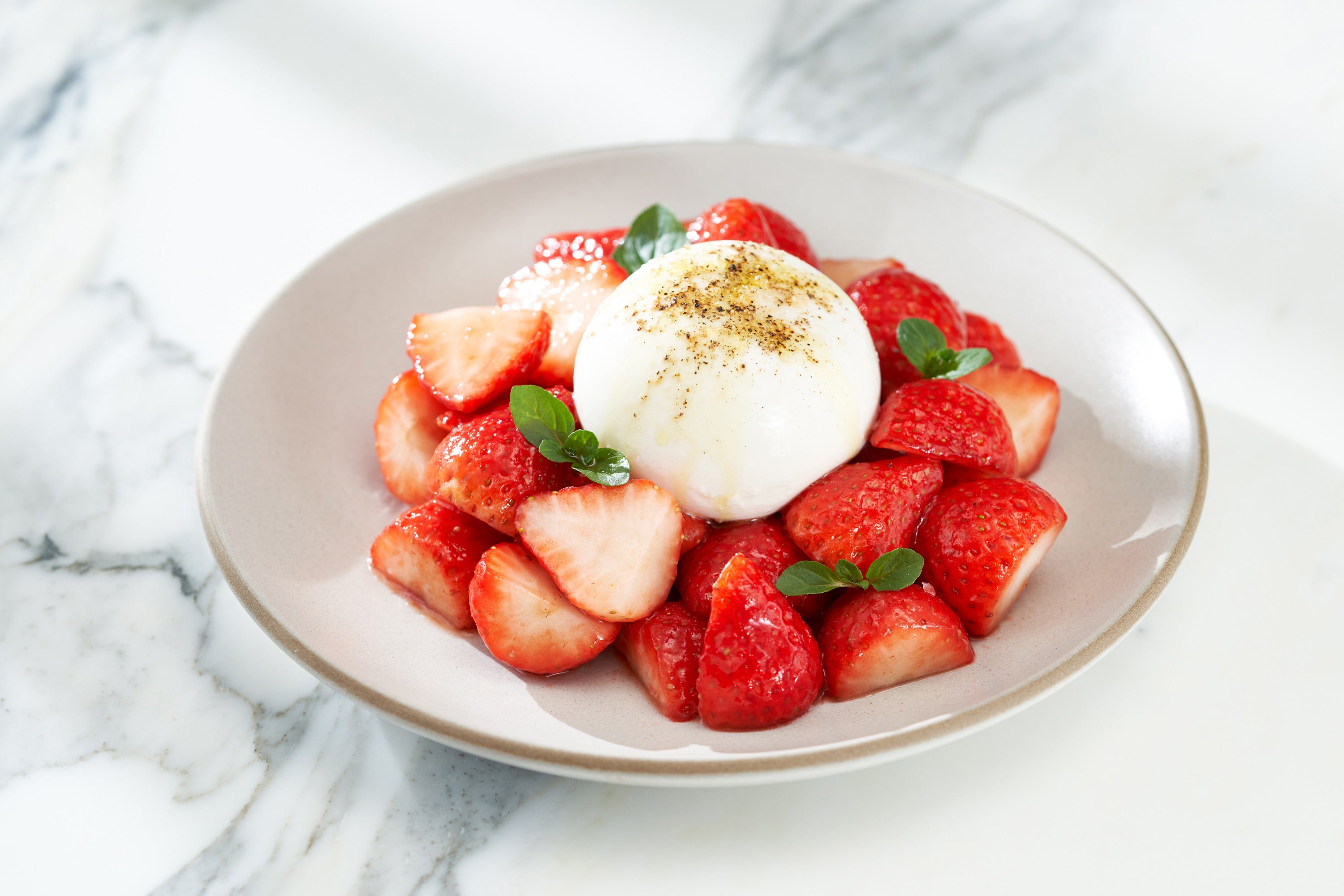 苺”とちあいか”とブラータチーズ