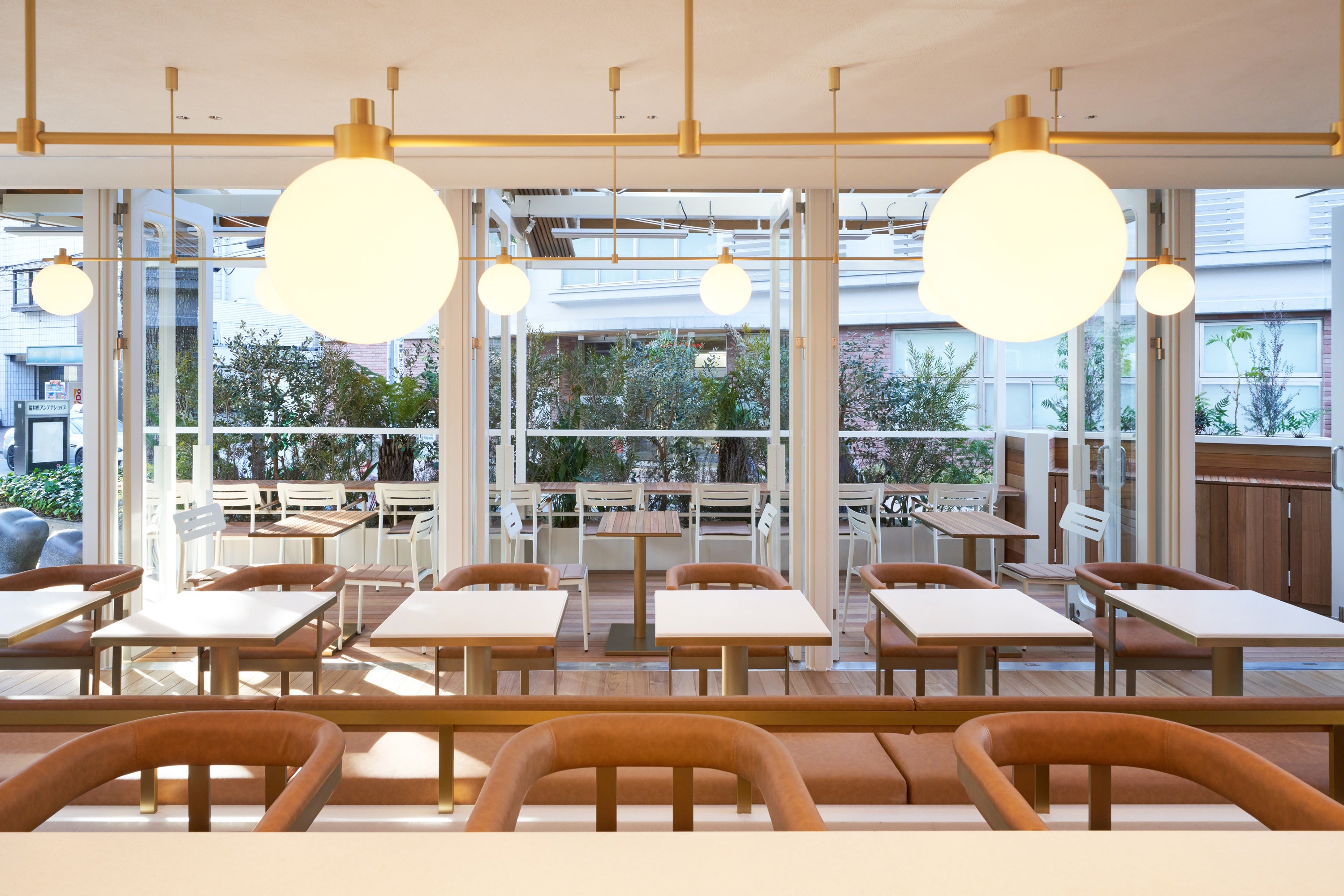 1F「DEK KITCHEN」ホール席・テラス席