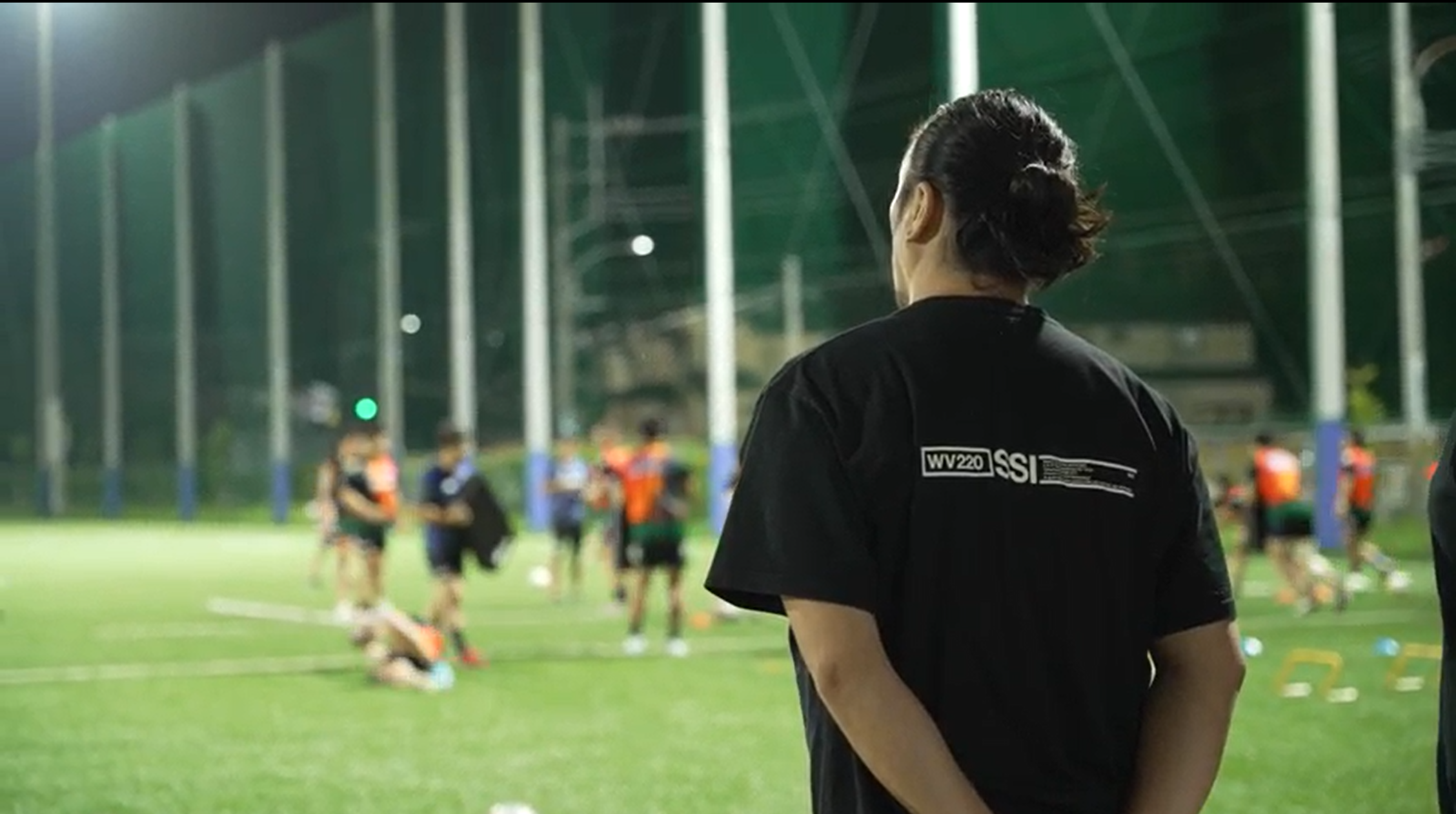 練習を見学する新羅慎二さん