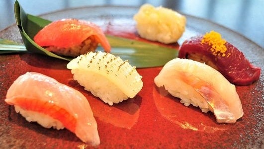 銀座・織音寿しで人気！奥田シェフが握る「オイル寿し」