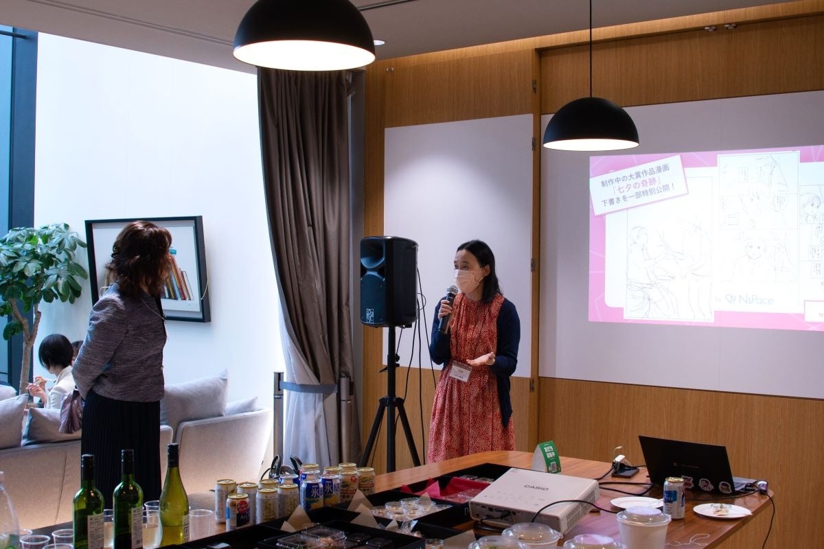 大賞受賞者の石井 啓子さん（左）と、漫画家の広田 奈都美さん（『ナースのチカラ』 『おうちで死にたい』 など作品多数）（右）