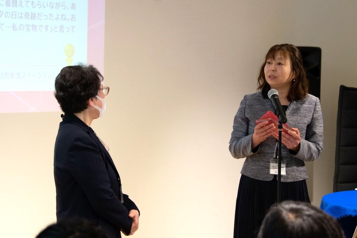 特別審査員の佐藤 美穂子さん（左）と、大賞エピソード「七夕の奇跡」投稿者の石井 啓子さん（右）