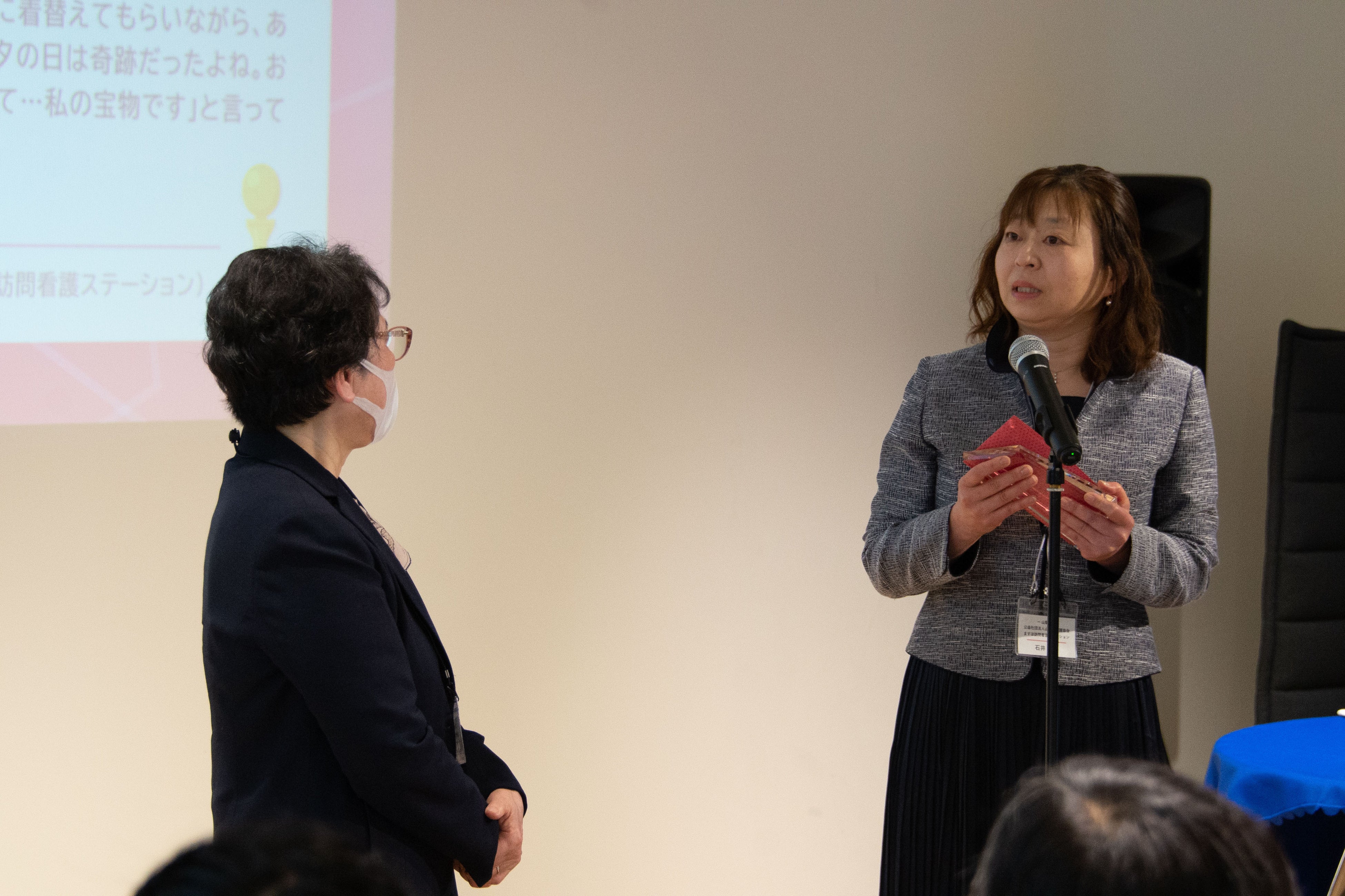 特別審査員の佐藤 美穂子さん（左）と、大賞エピソード「七夕の奇跡」投稿者の石井 啓子さん（右）