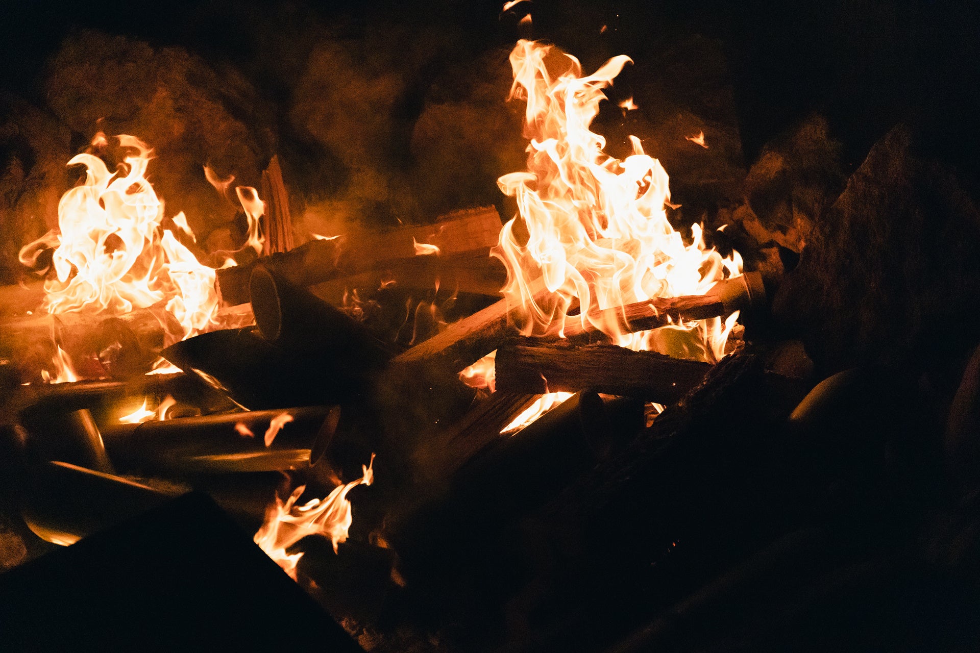 炎を囲んで地酒で乾杯