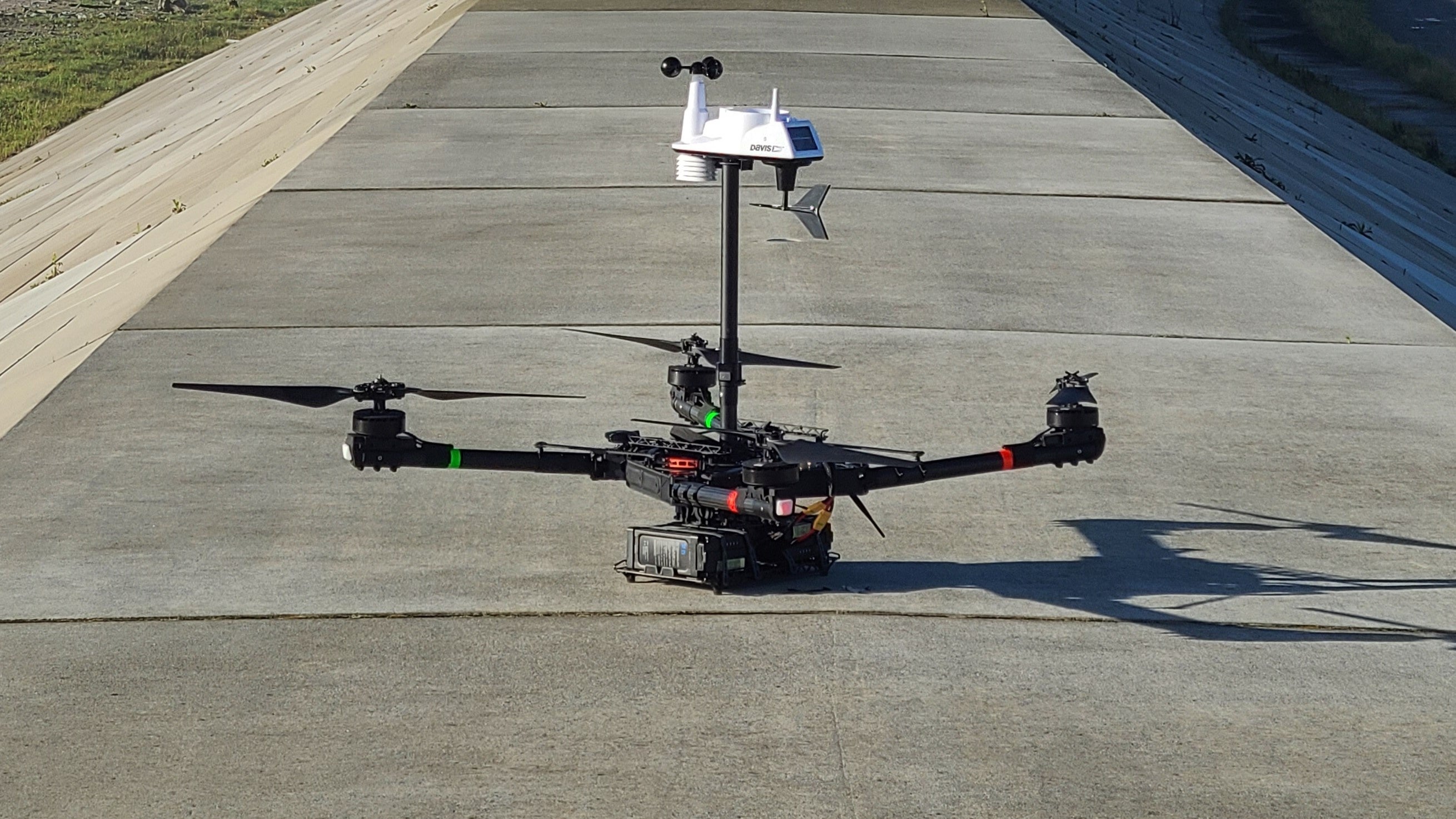 Freefly Systems社製「ALTA X」　機体上部に気象観測測器を装備