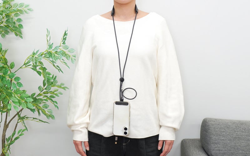 見た目はただのスマホストラップ。中身は充電機能と振動機能を搭載。『震える吊るせる充電できる「3in1...