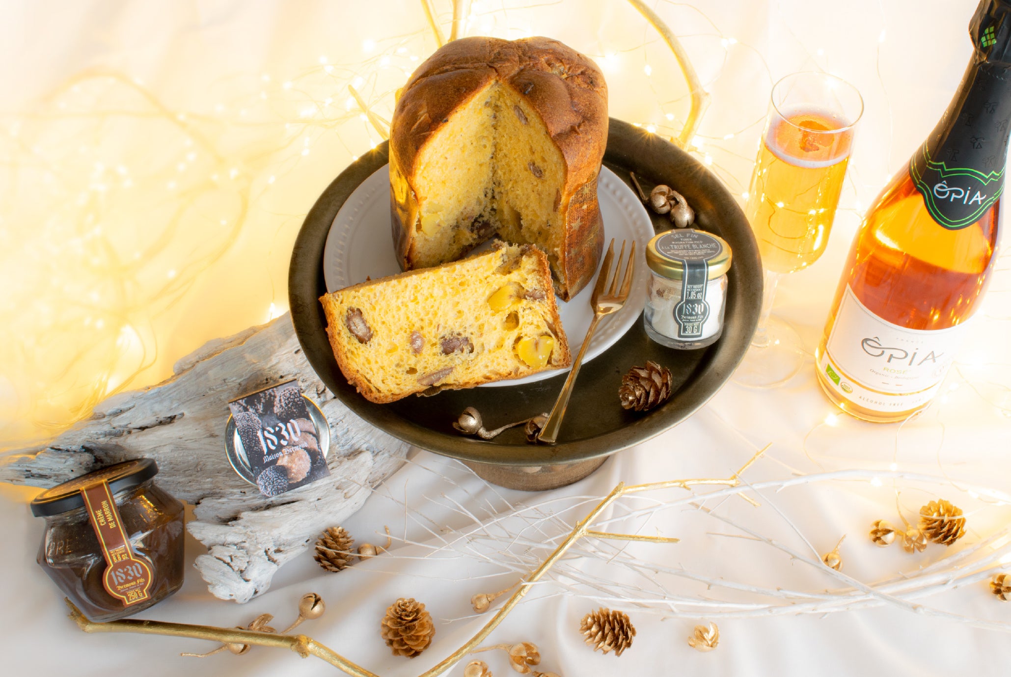 パネトーネを囲んでクリスマスをハッピーに