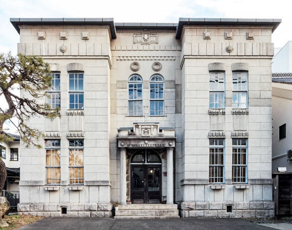 大正時代に建てられた看板建築（旧松岡医院）