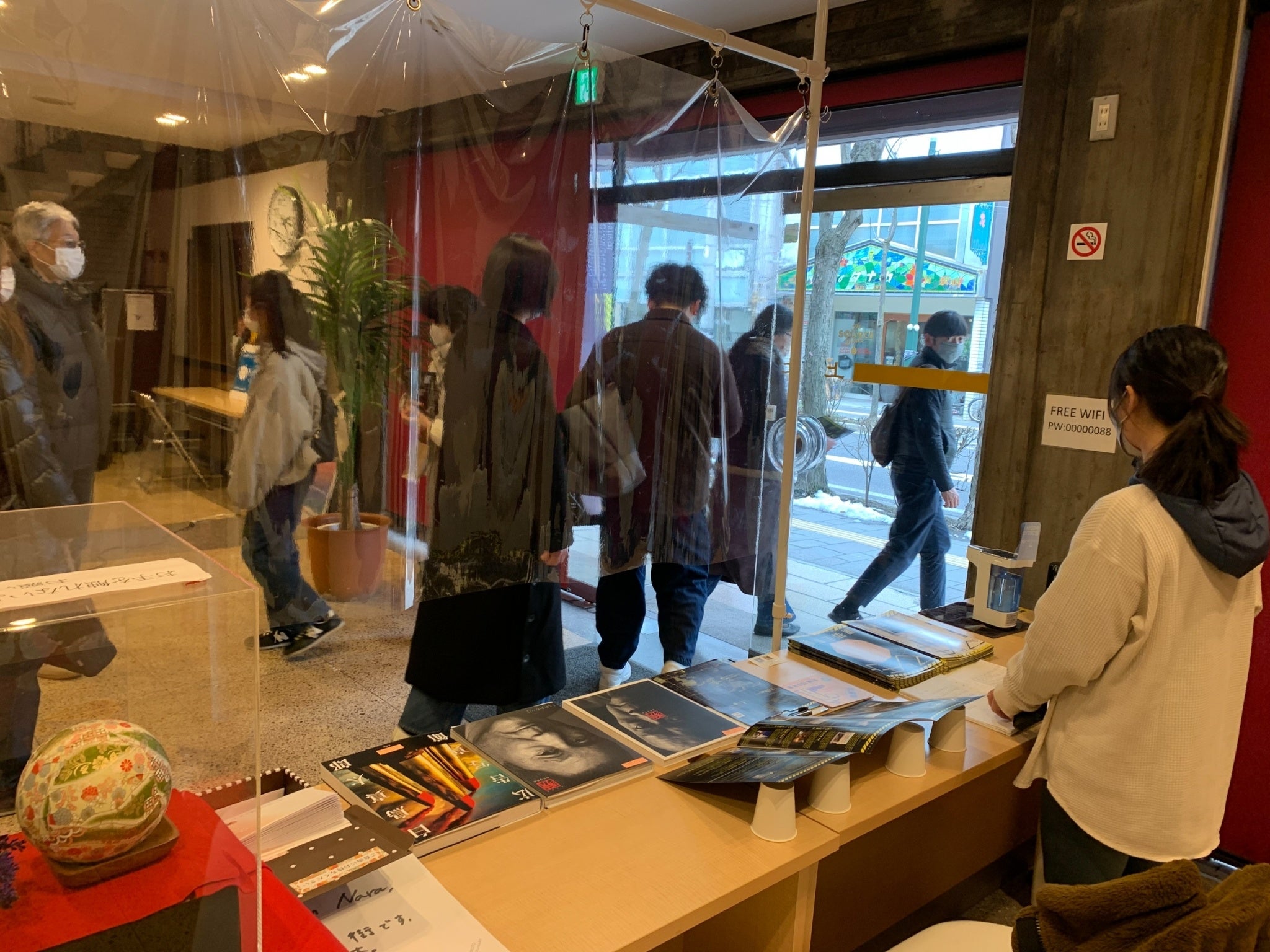 市内中心部に点在する会場を歩いて回る人たち