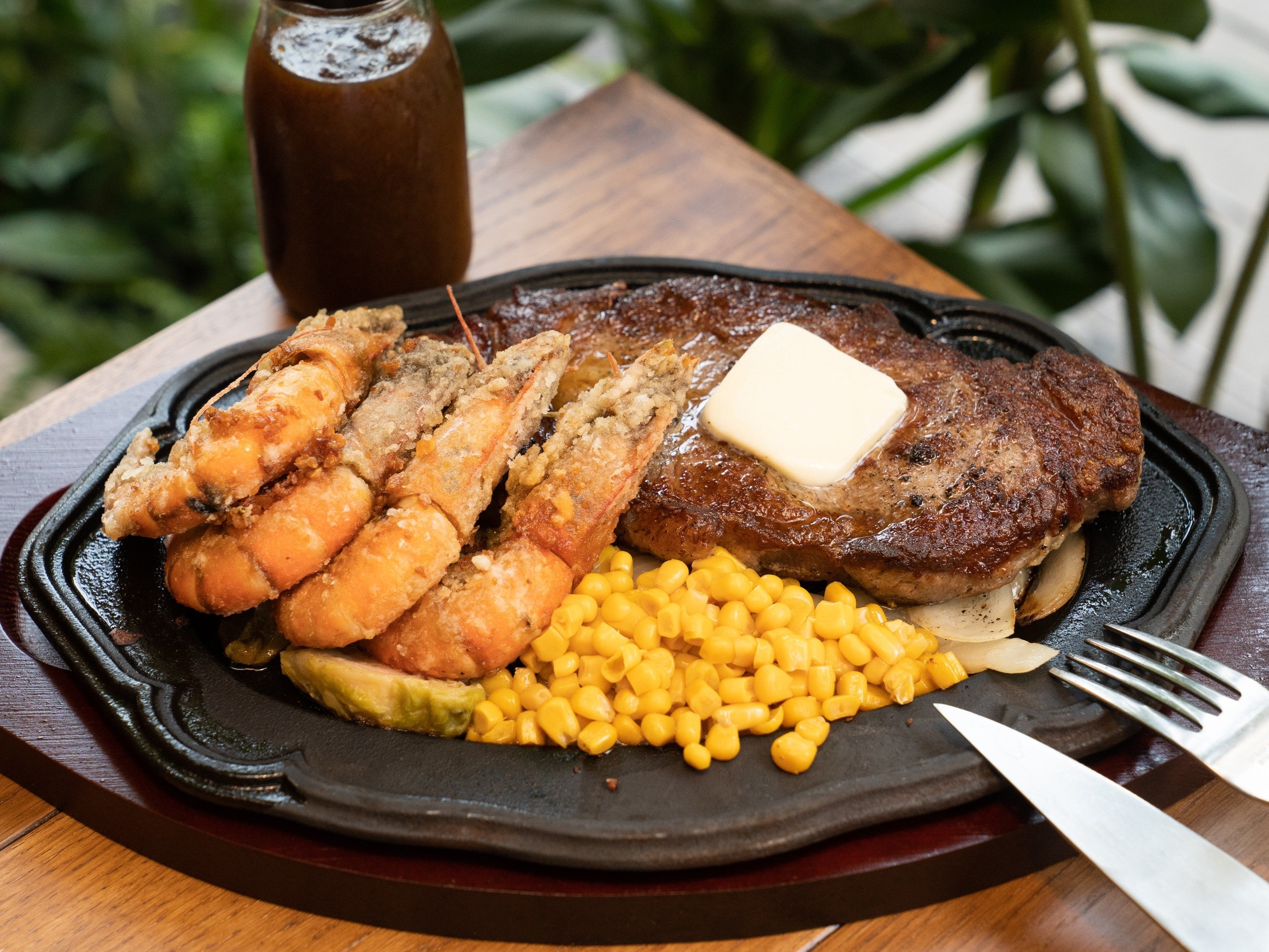 画像：リブアイステーキ＆ガーリックシュリンプ　＄44