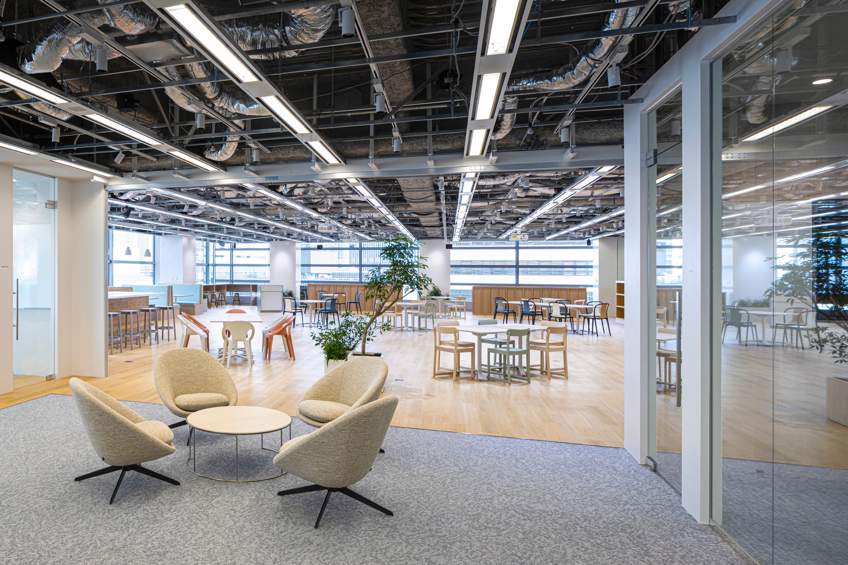 ガラス壁の会議室と自然光の開放的なエリア（TOWN内）