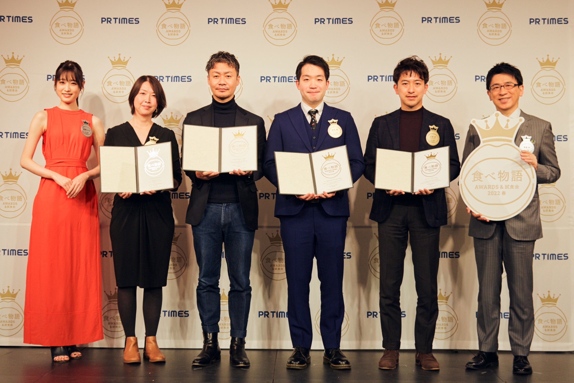 写真左から、特別ゲスト 髙橋ひかる氏、生搾りモンブラン専門店 山口貴子氏、COCONUT GLEN’S 早野竜太氏、Mr．HALAL 安田敬氏、SOAK 正嵜亨氏、プロジェクトアンバサダー 齋藤孝氏