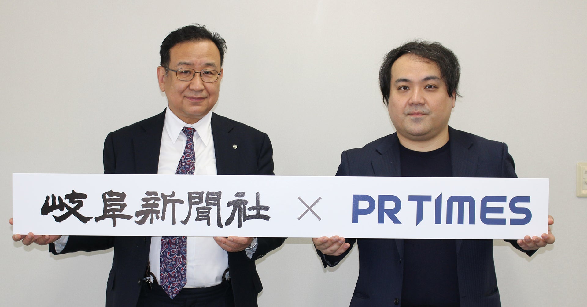 岐阜県岐阜市での締結式の様子。 左から、岐阜新聞社 代表取締役社長 矢島 薫氏、PR TIMES営業本部副本部長 兼 アライアンス担当マネージャー 高田 育昌